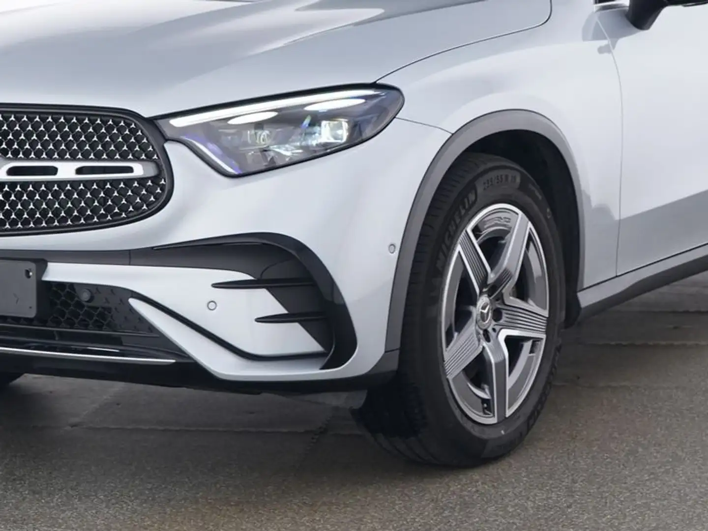Mercedes-Benz GLC 300 4M AMG Pano/StaHzg/AHK/MBUX/Ambi/Tot/360 Silber - 2
