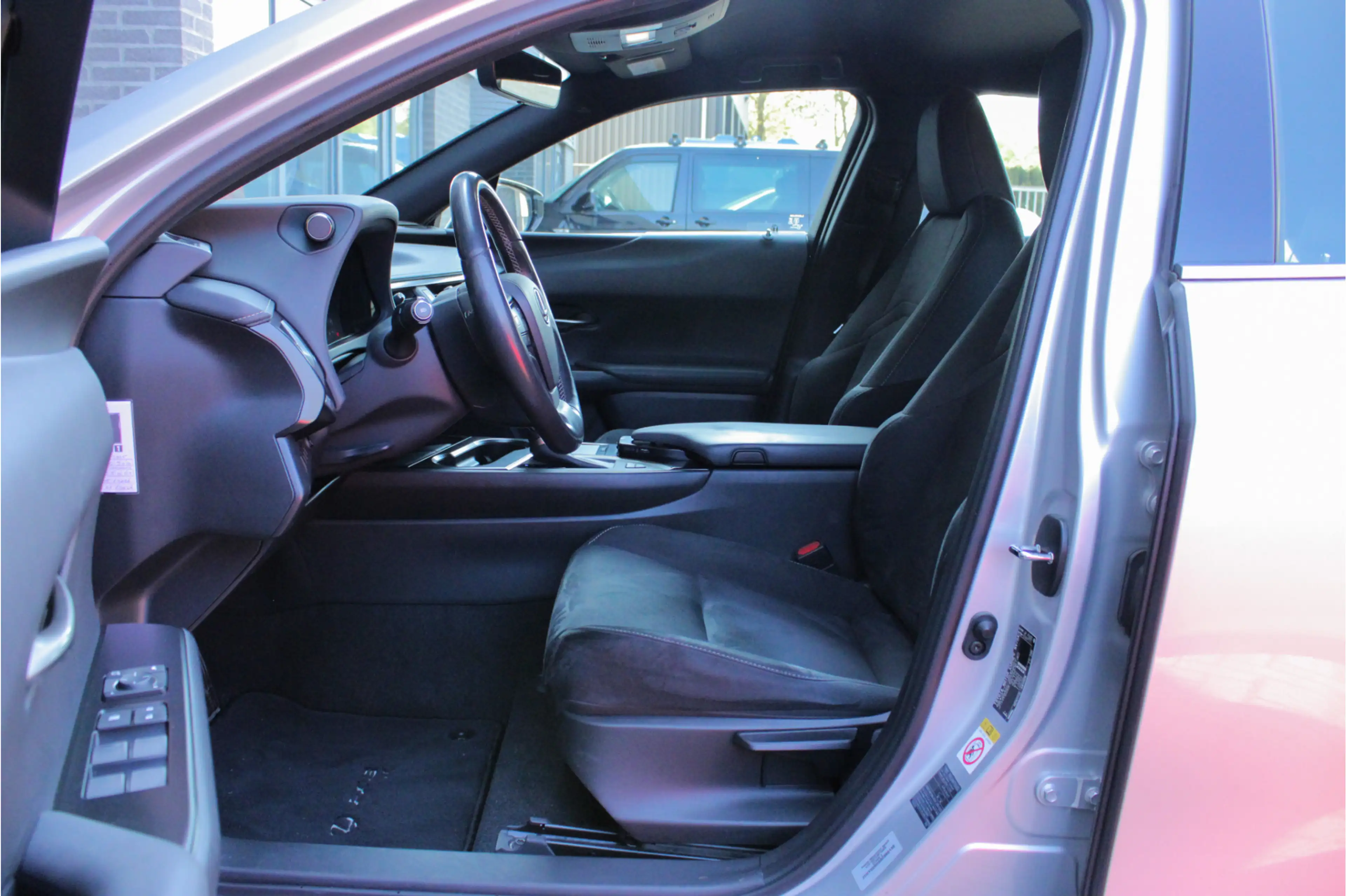 Lexus UX 250h Business Line — photo 25