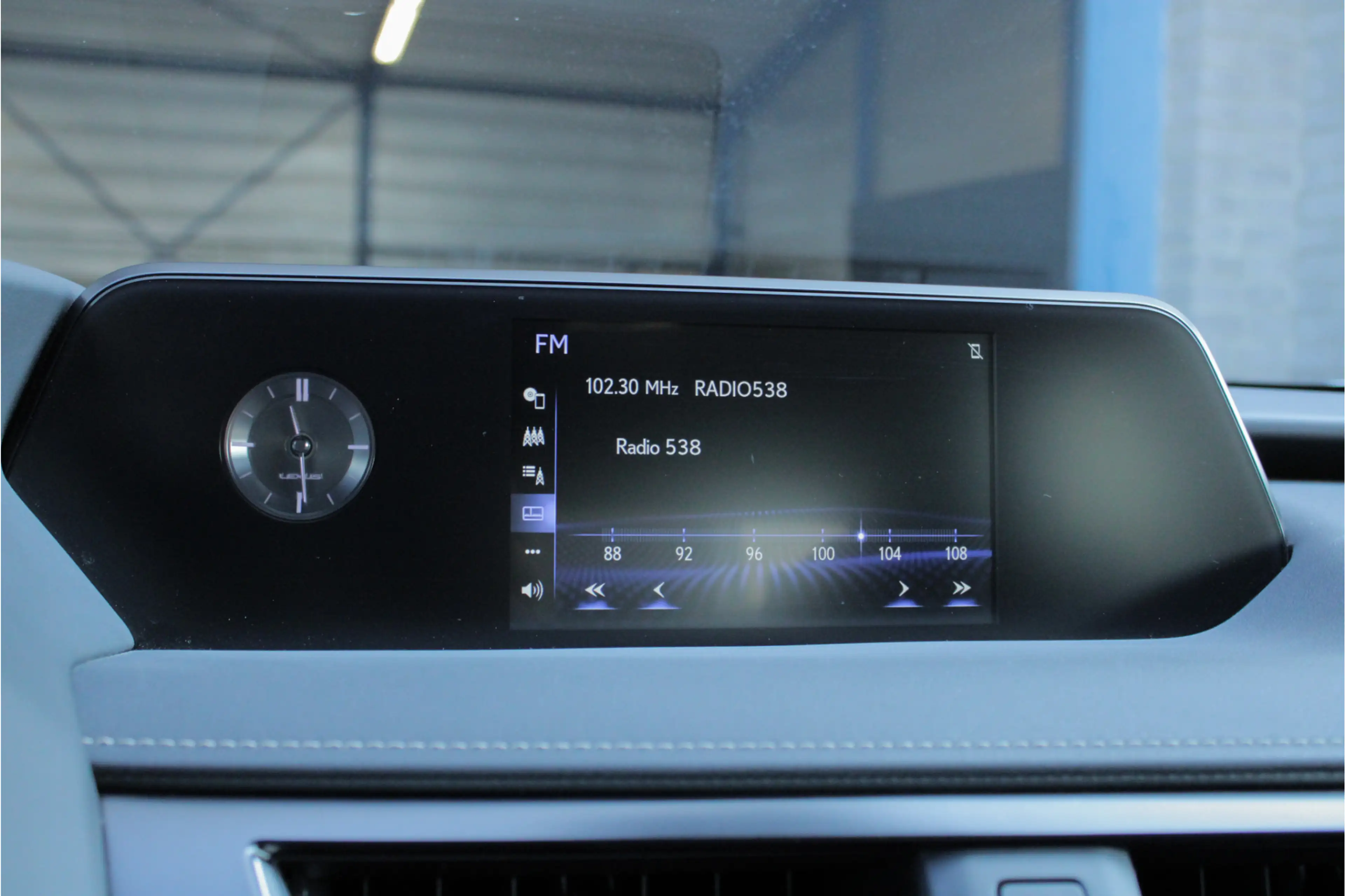 Lexus UX 250h Business Line — photo 35