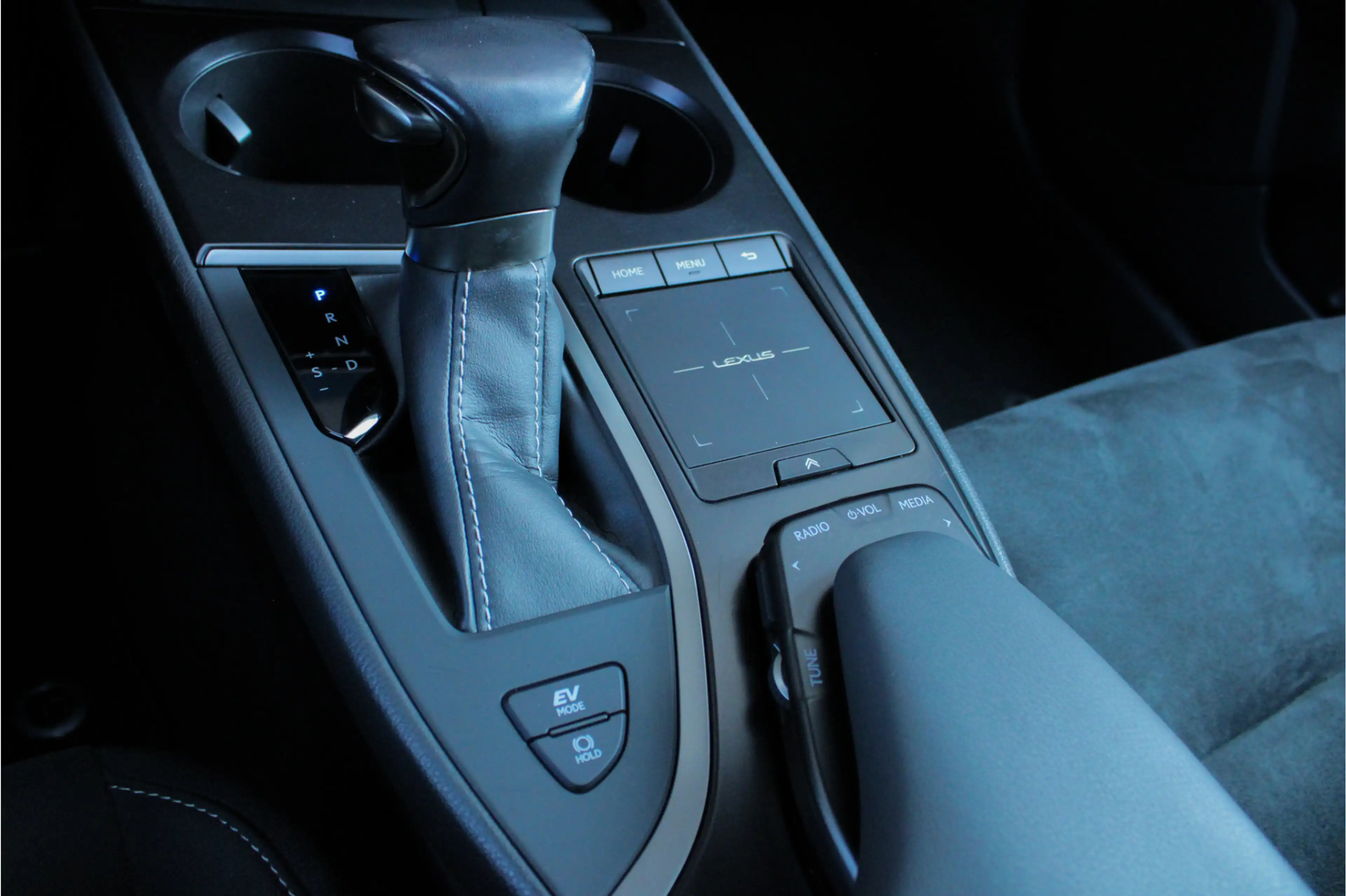 Lexus UX 250h Business Line — photo 37