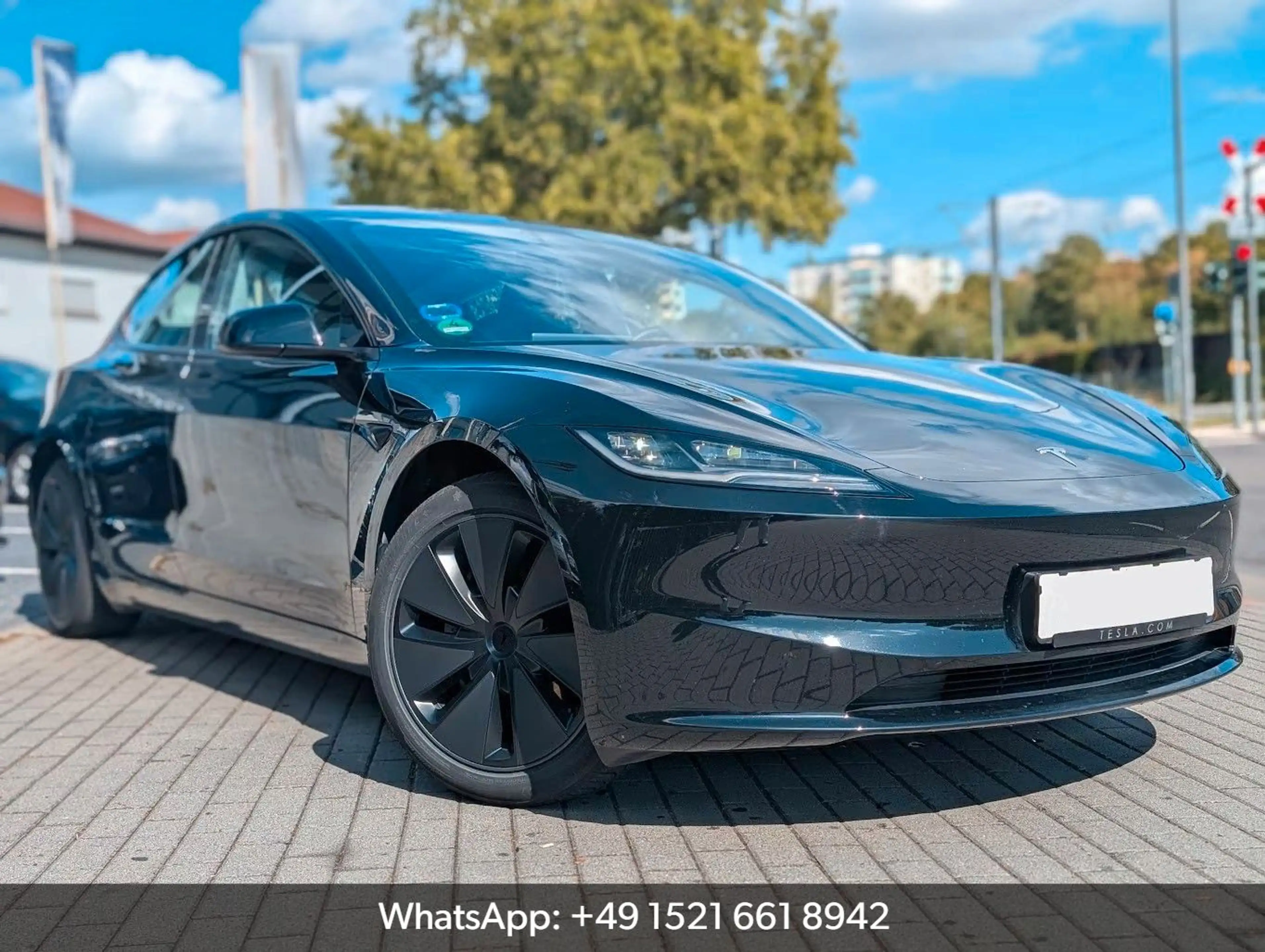 Tesla Model 3 Ambiente. Glasdach. LED