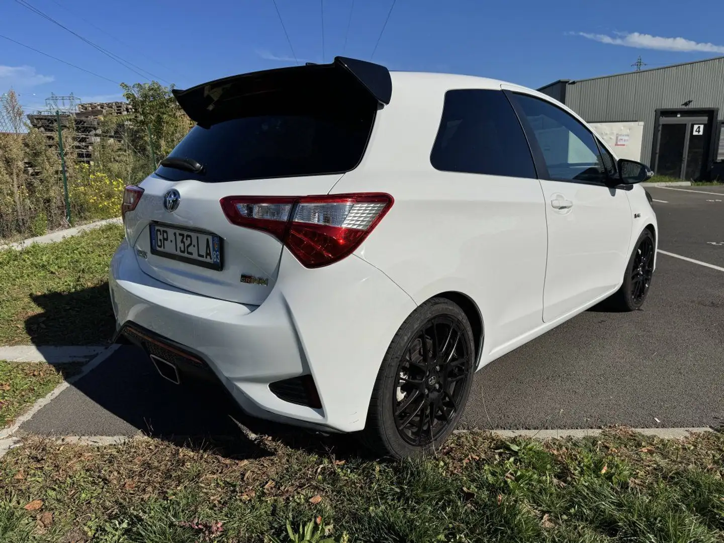 Toyota Yaris III 1.8L 215ch GRMN Weiß - 2
