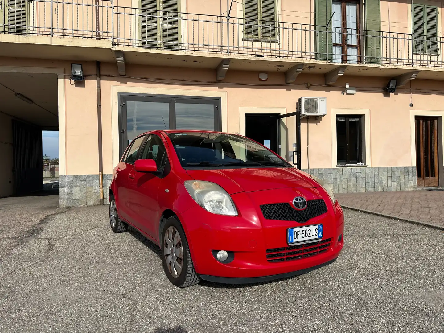 Toyota Yaris Yaris 5p 1.3 Rojo - 1