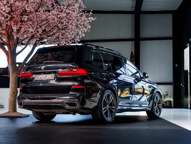 BMW X7 view 5