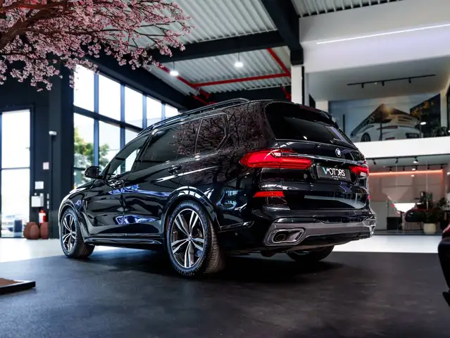 BMW X7 view 4
