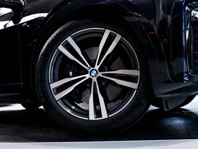 BMW X7 view 2