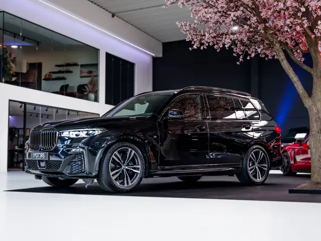 BMW X7 view 3