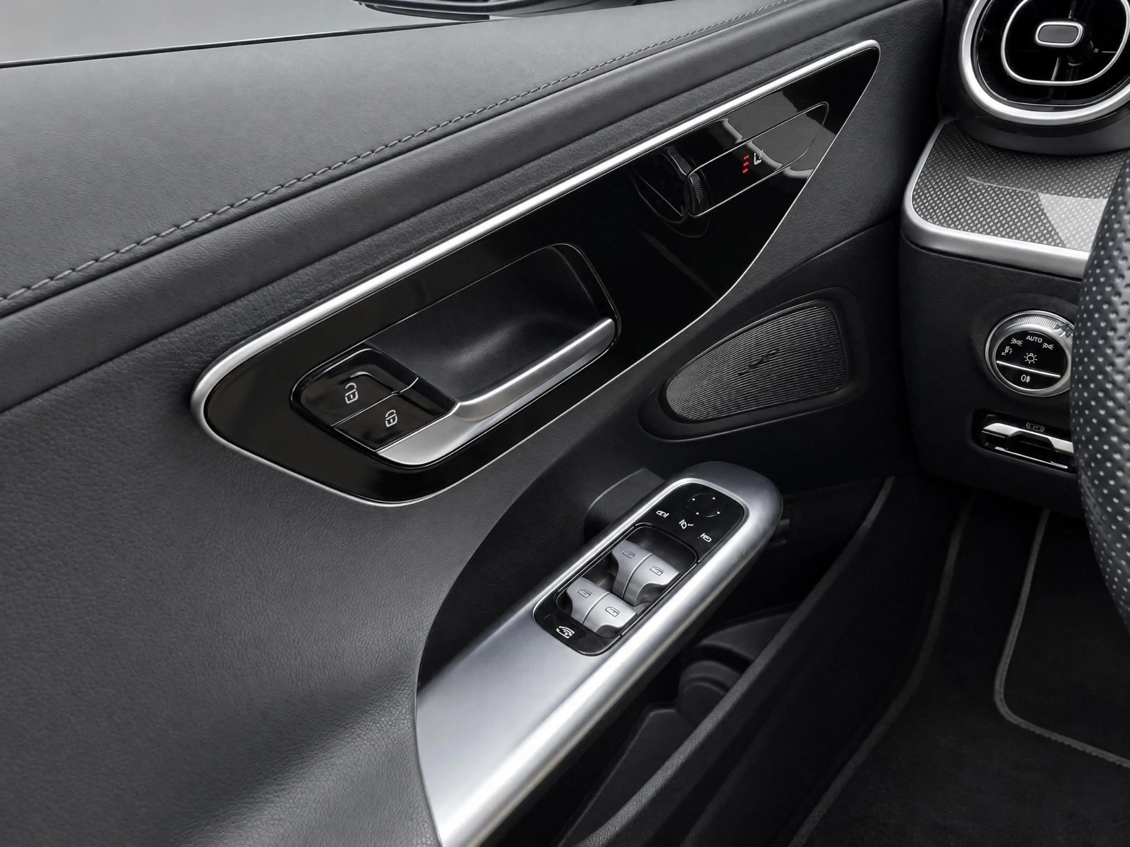 Mercedes-Benz C 300 e AMG Line | Panoramadak | Nightpakket | — photo 15