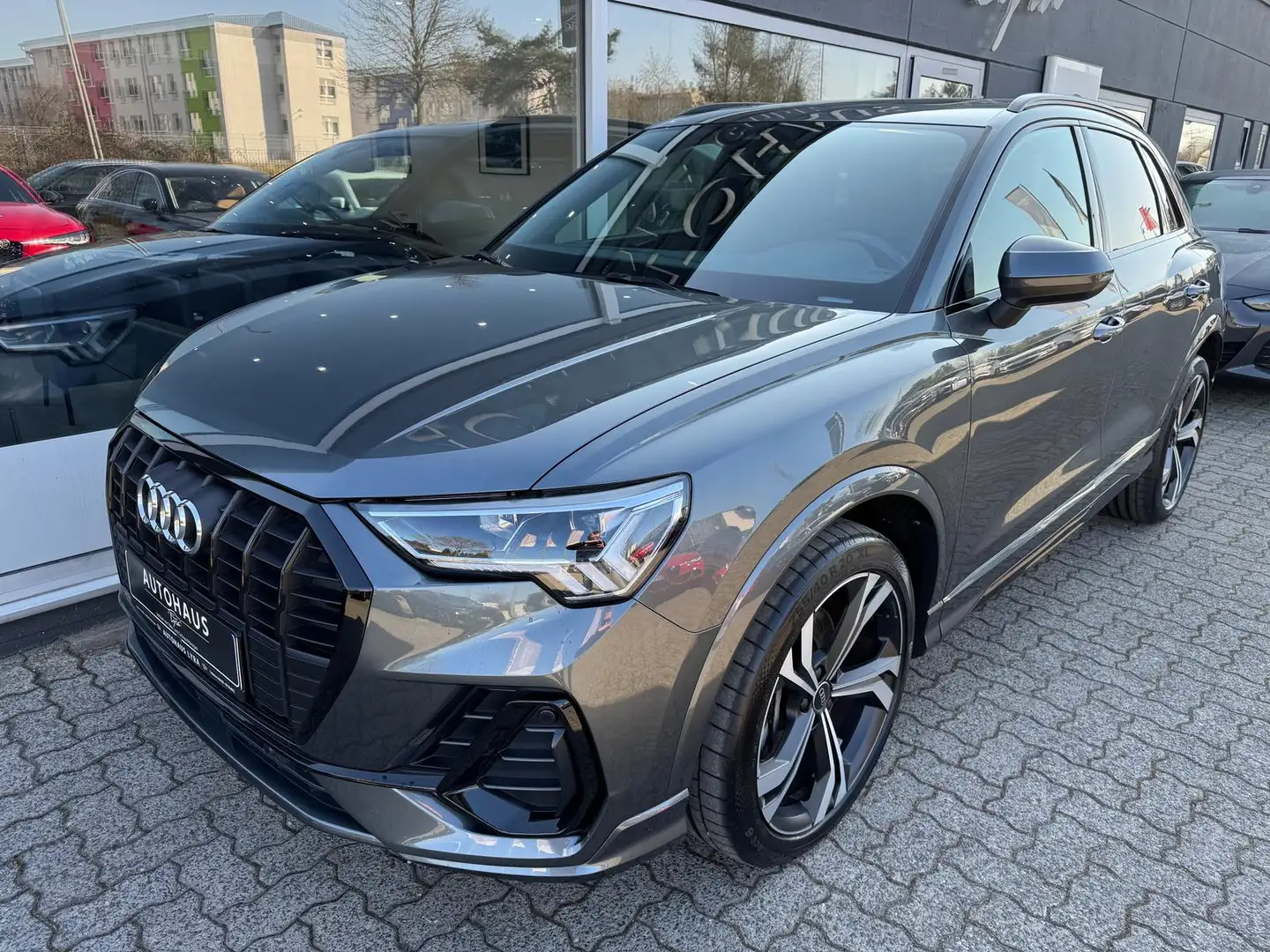 Audi Q3 40 TFSI quattro S-Line*LED*PANO*KAM*NAVI*AHK* Grijs - 2