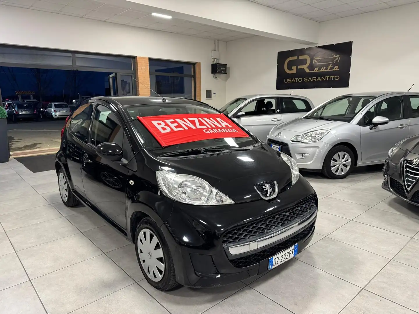 Peugeot 107 1.0 BENZ 5P 68CV 2010 Nero - 1