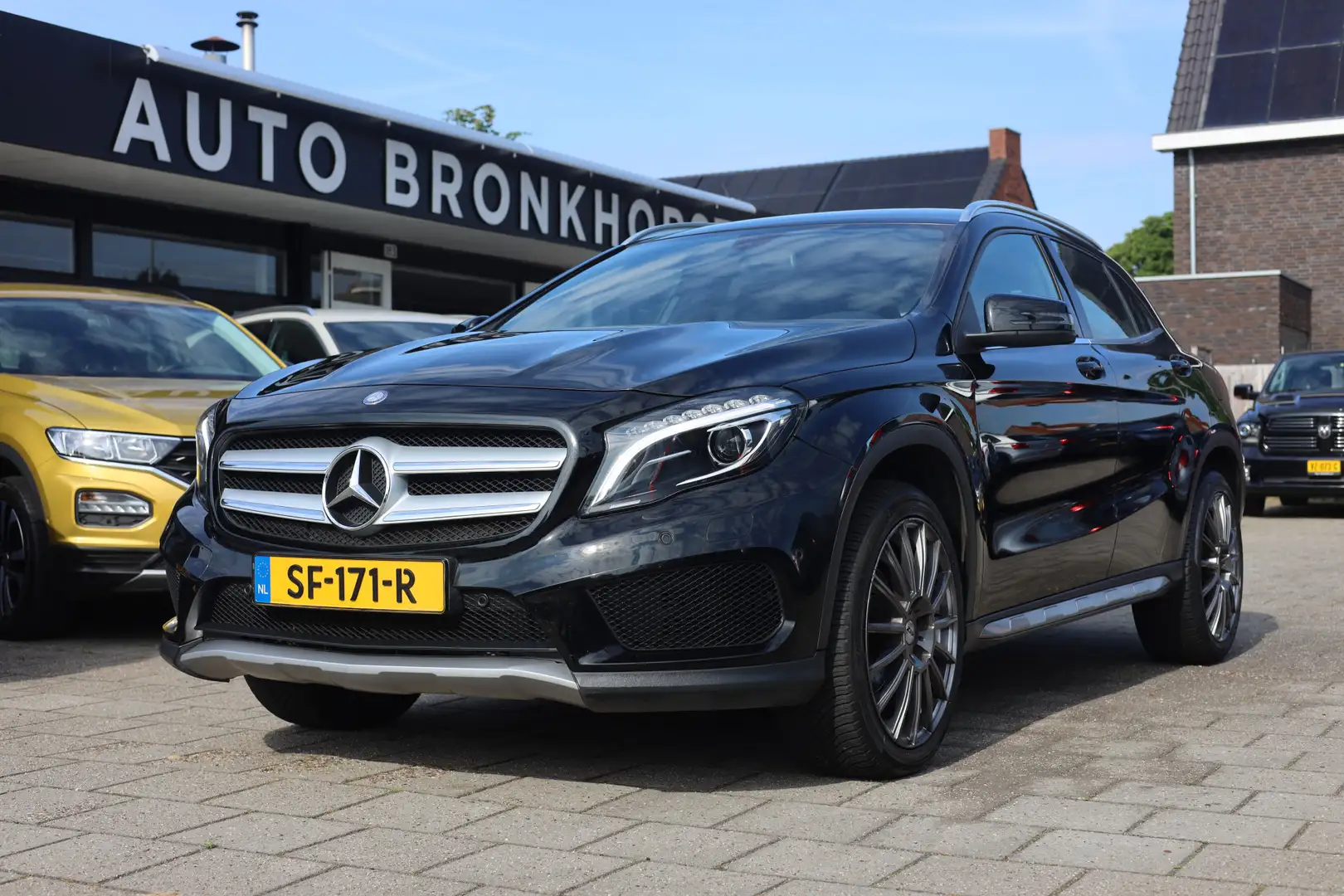 Mercedes-Benz GLA 200 PRESTIGE | AUTOMAAT | AMG | 19 INCH Schwarz - 1
