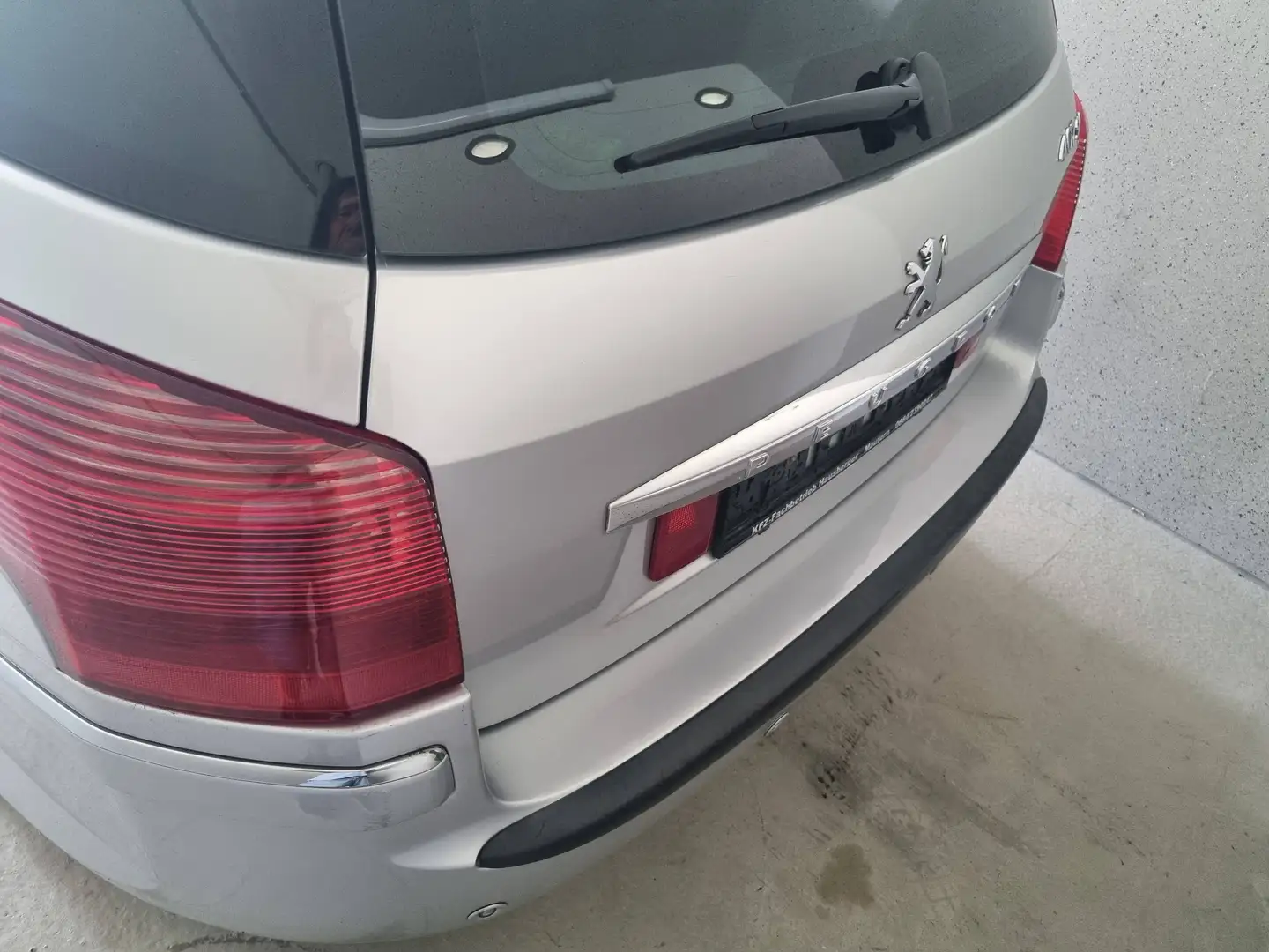 Peugeot 407 407 SW Comfort 1,6 HDI 110 (FAP) Comfort Silber - 2