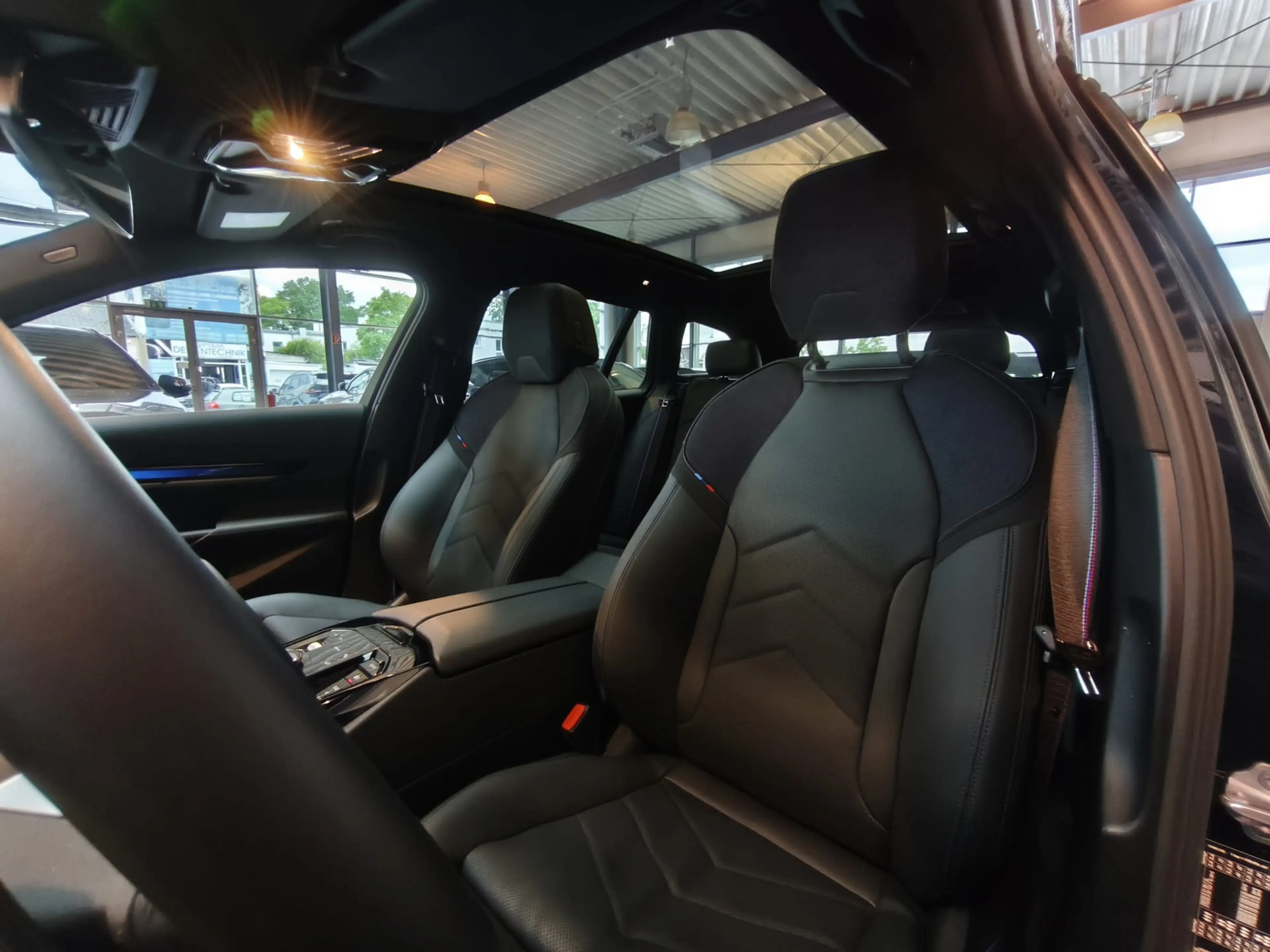 BMW 520 i Tour.M Sport Pro AHK/HUD/Pano/360°/B&W — photo 10