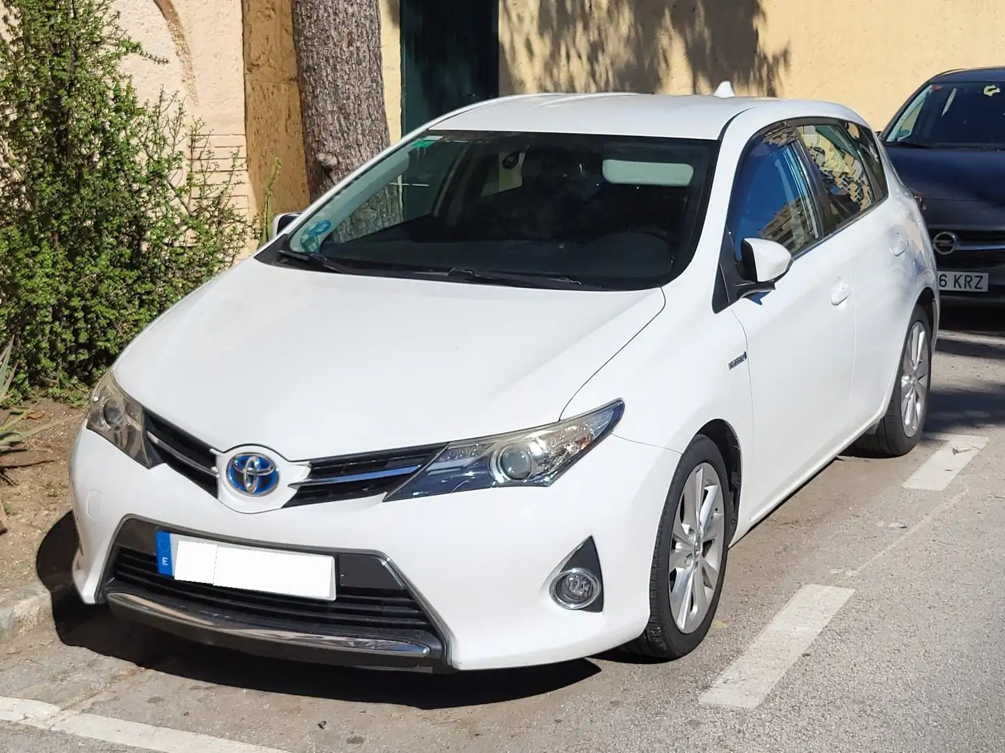 Toyota Auris hybrid Advance Blanc - 1