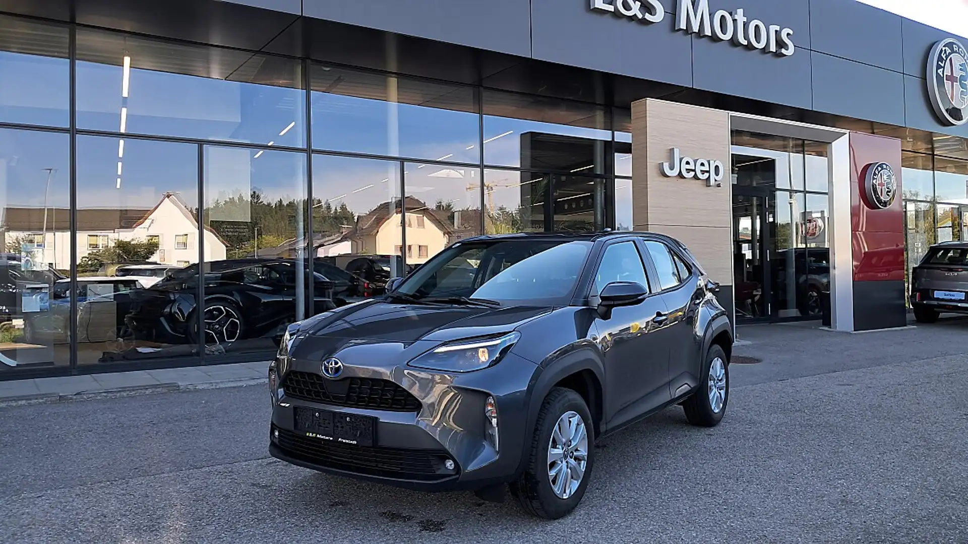 Toyota Yaris Cross 1,5 VVT-i Hybrid Active Aut. Grau - 1