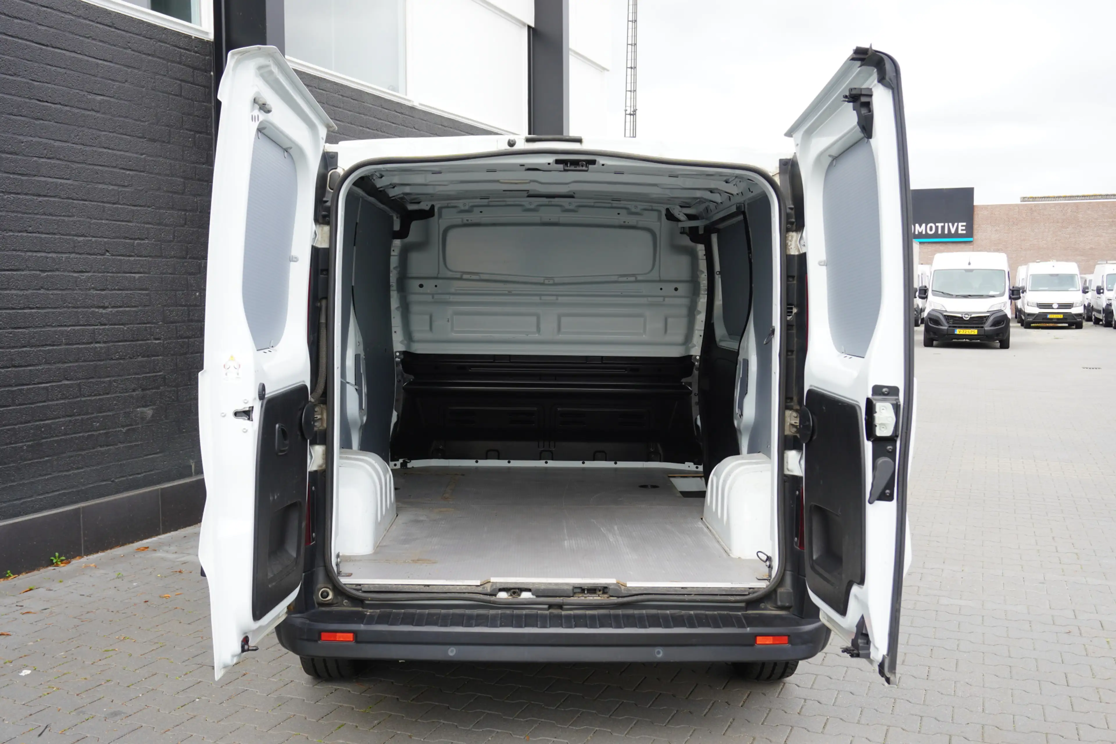 Renault Trafic 2.0 dCi 130PK EURO 6 - Airco - Navi - Cruise - €15 — photo 9