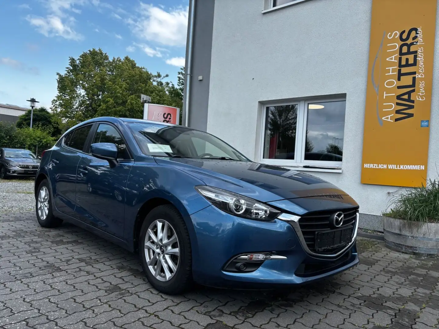 Mazda 3 Lim. Center-Line = 1. Hand - Automatik - AHK = Blau - 1