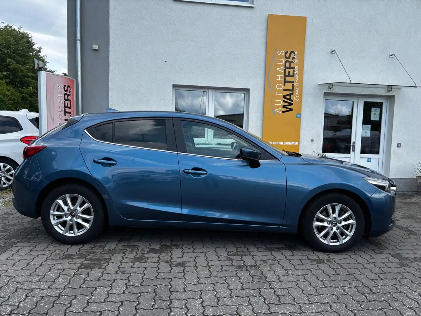 Mazda 3 Lim. Center-Line = 1. Hand - Automatik - AHK = Blau - 2