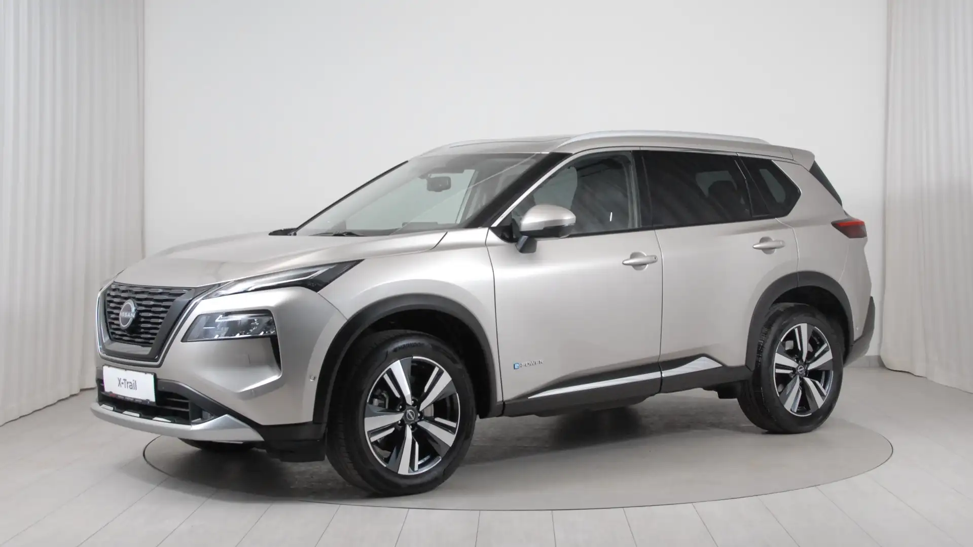 Nissan X-Trail 1,5 VC-T e-POWER e4ORCE Allrad Tekna+ 7 Sitzer Silber - 2