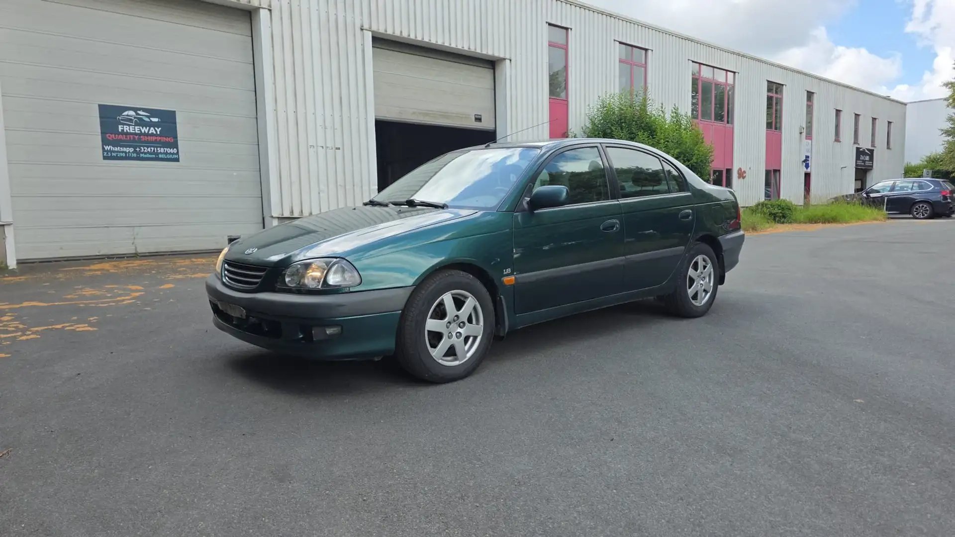 Toyota Avensis 1.8i 16v 7A Vert - 2