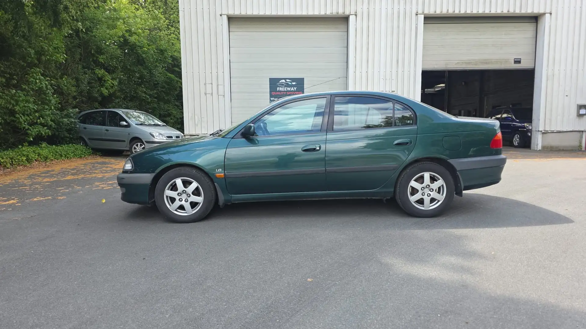 Toyota Avensis 1.8i 16v 7A Vert - 1