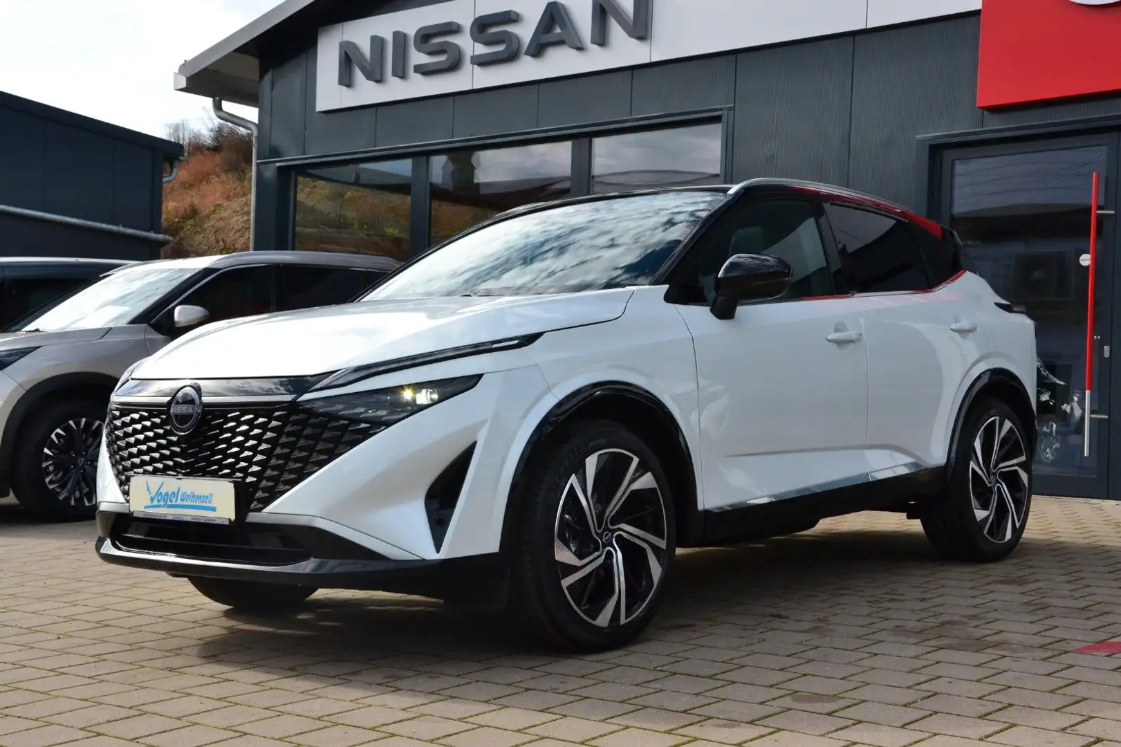 Nissan Qashqai 1.3 DIG-T MHEV Xtronic 4x2 Tekna+ Weiß - 1