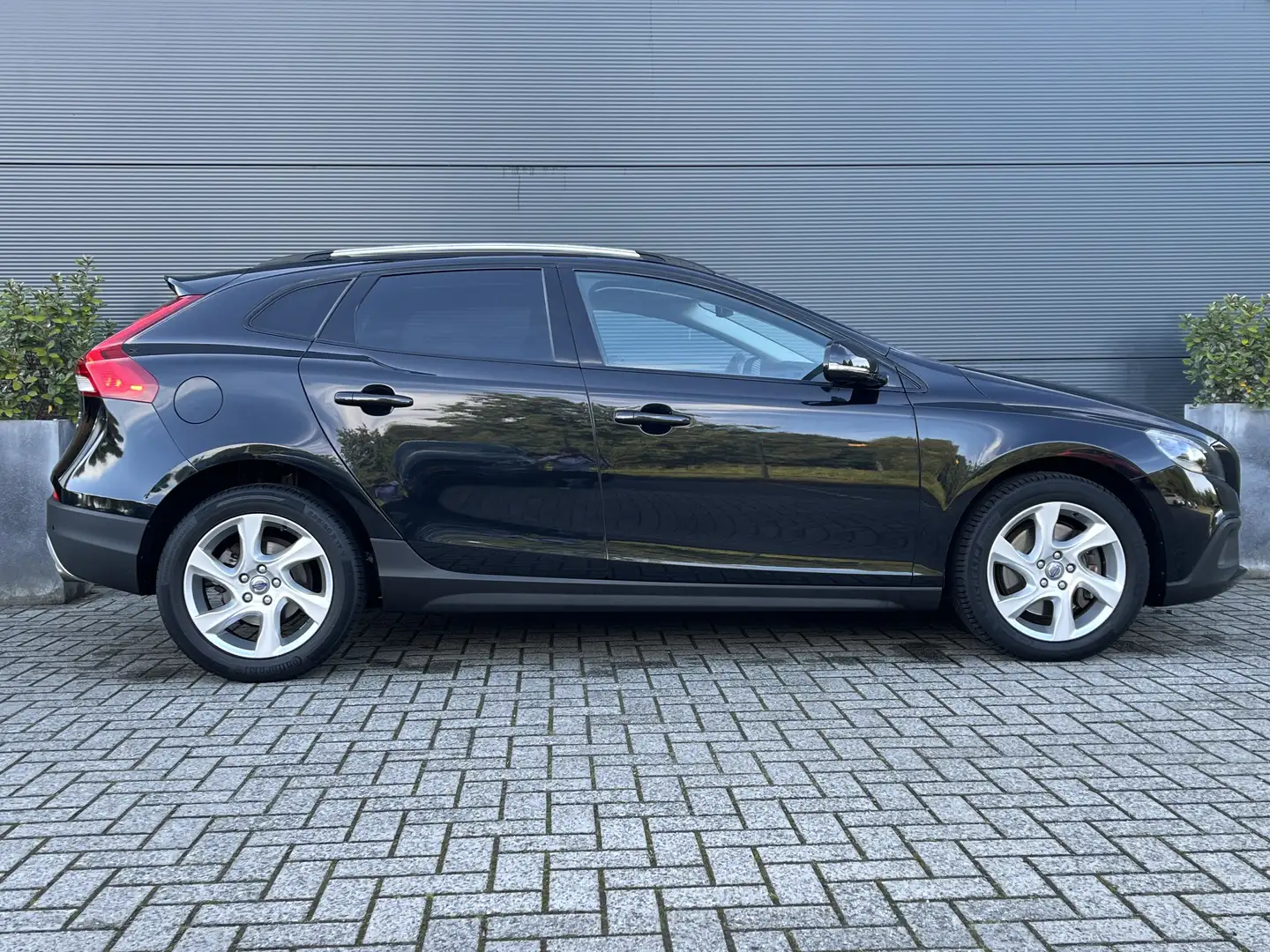 Volvo V40 Cross Country 2.0 T4 Summum AWD | Uniek! | 5 Cilinder | ACC | St Schwarz - 2