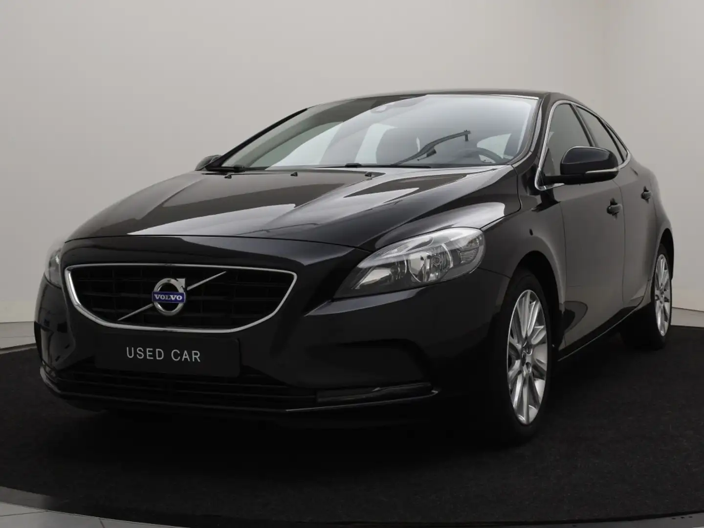 Volvo V40 T3 MOMENTUM CRUISE CONTROL NAVI BLUETOOTH CAMERA 1 Zwart - 2