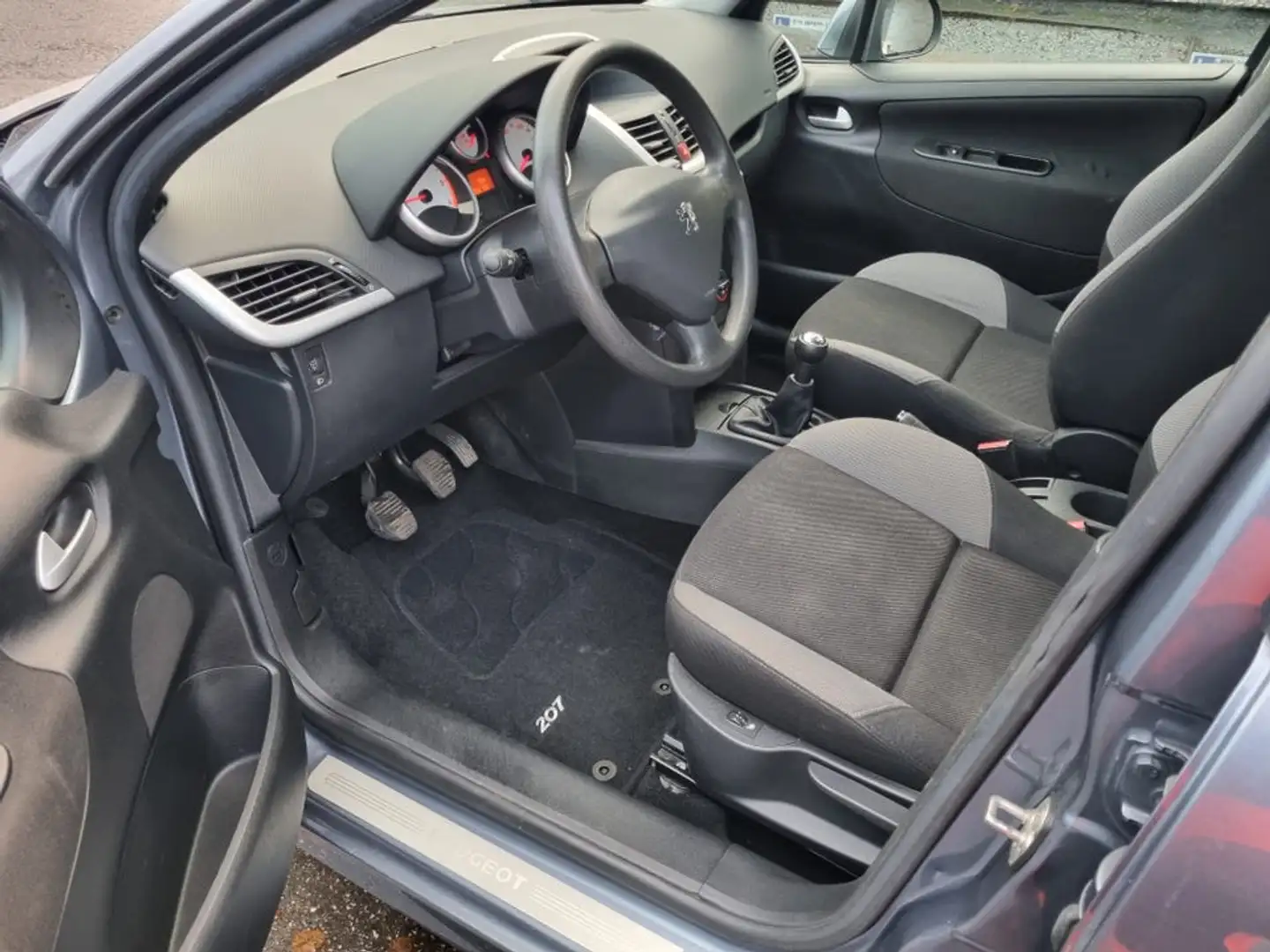 Peugeot 207 207 1.6 HDi 90ch BLUE LION Féline - 1