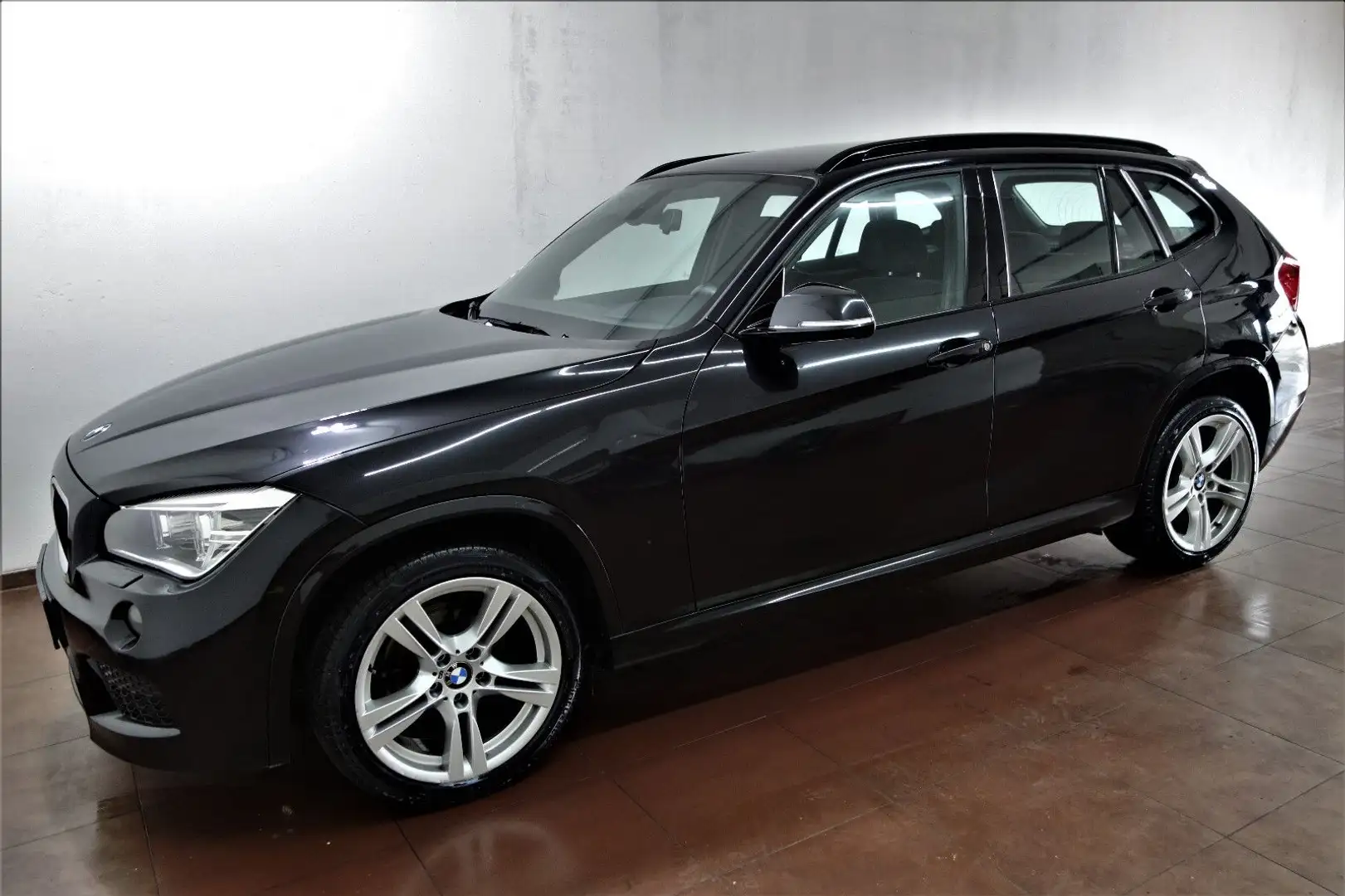 BMW X1 18d xDrive M-Sportpaket 6-Gang/Xenon/18-Zoll Schwarz - 2