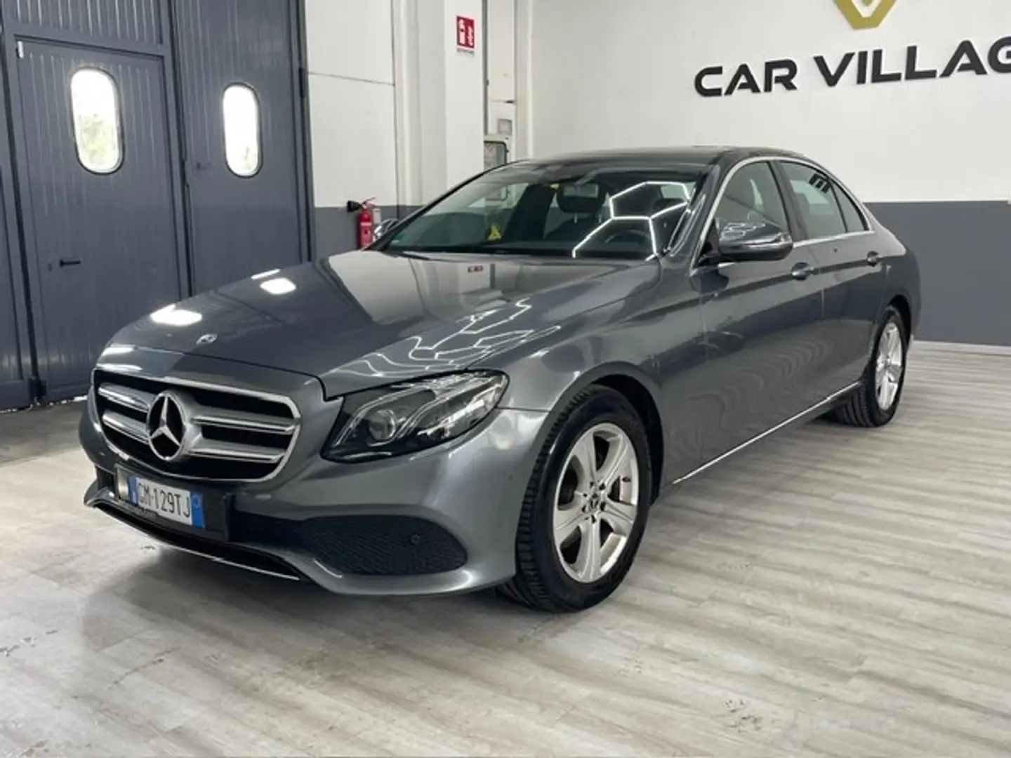 Mercedes-Benz E 200 E 200 Auto Business Sport Grijs - 2