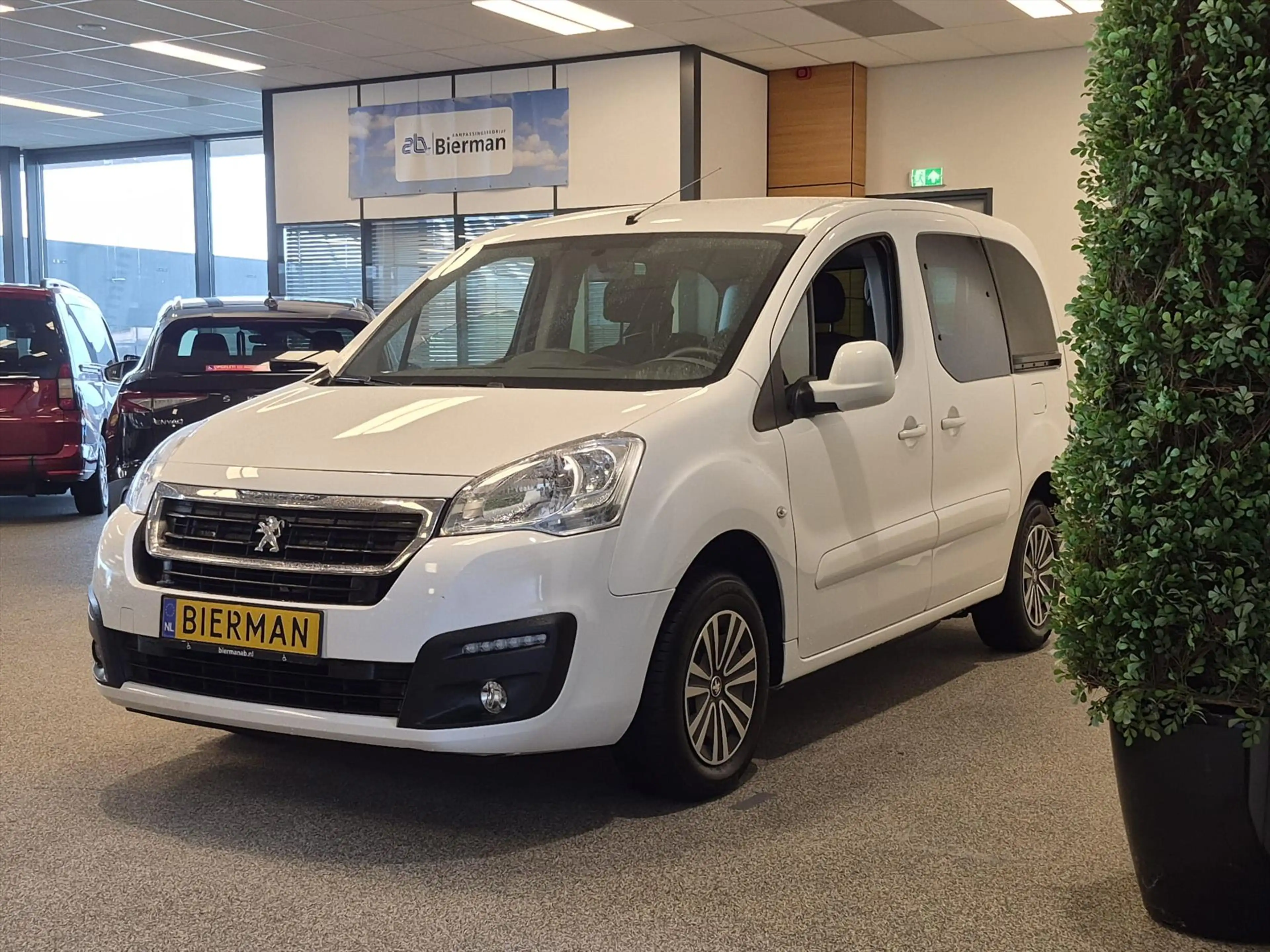 Peugeot Partner Rolstoelauto Automaat Zelfrijder Rolstoel 1e zitri — photo 14