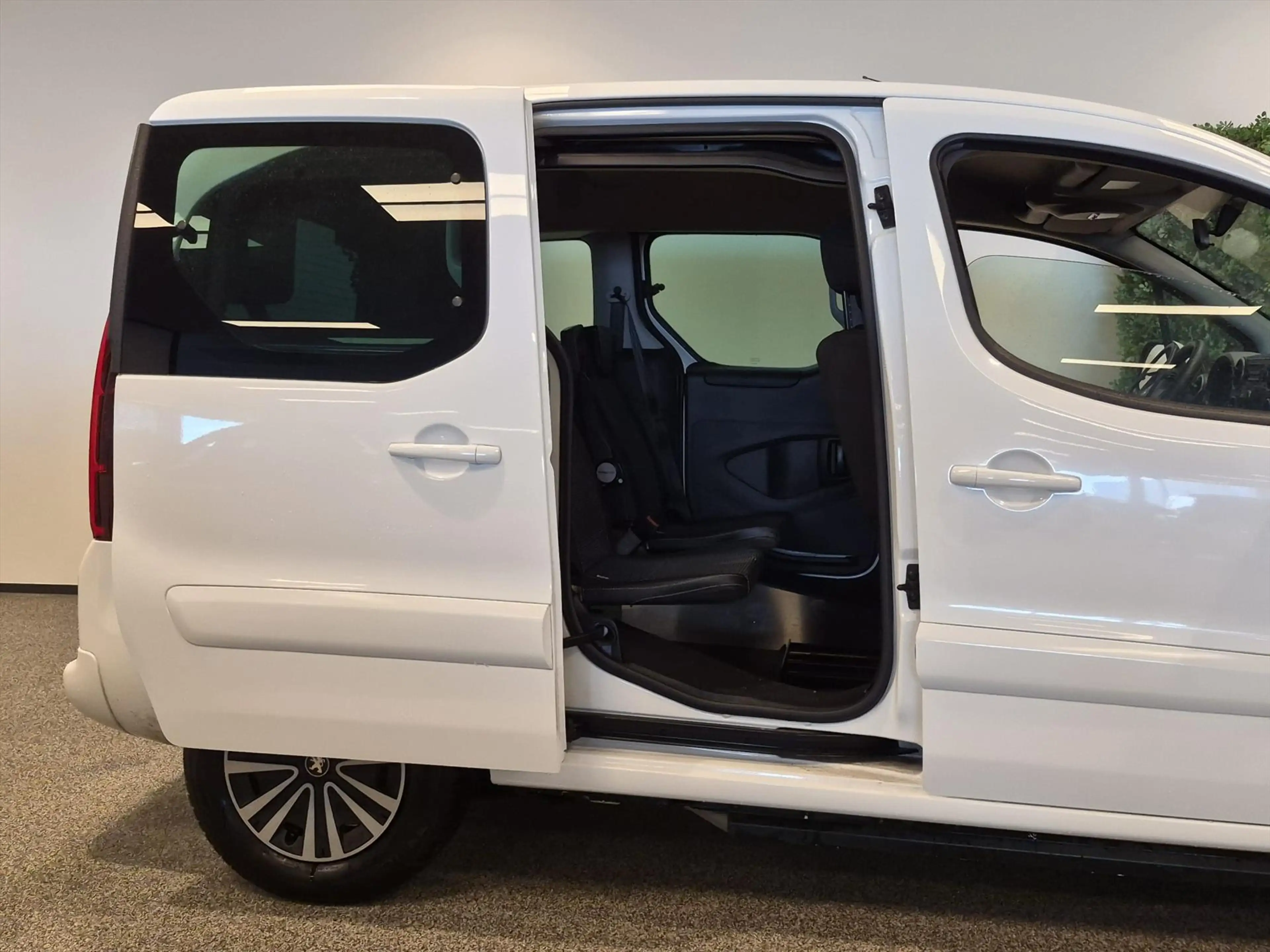 Peugeot Partner Rolstoelauto Automaat Zelfrijder Rolstoel 1e zitri — photo 12
