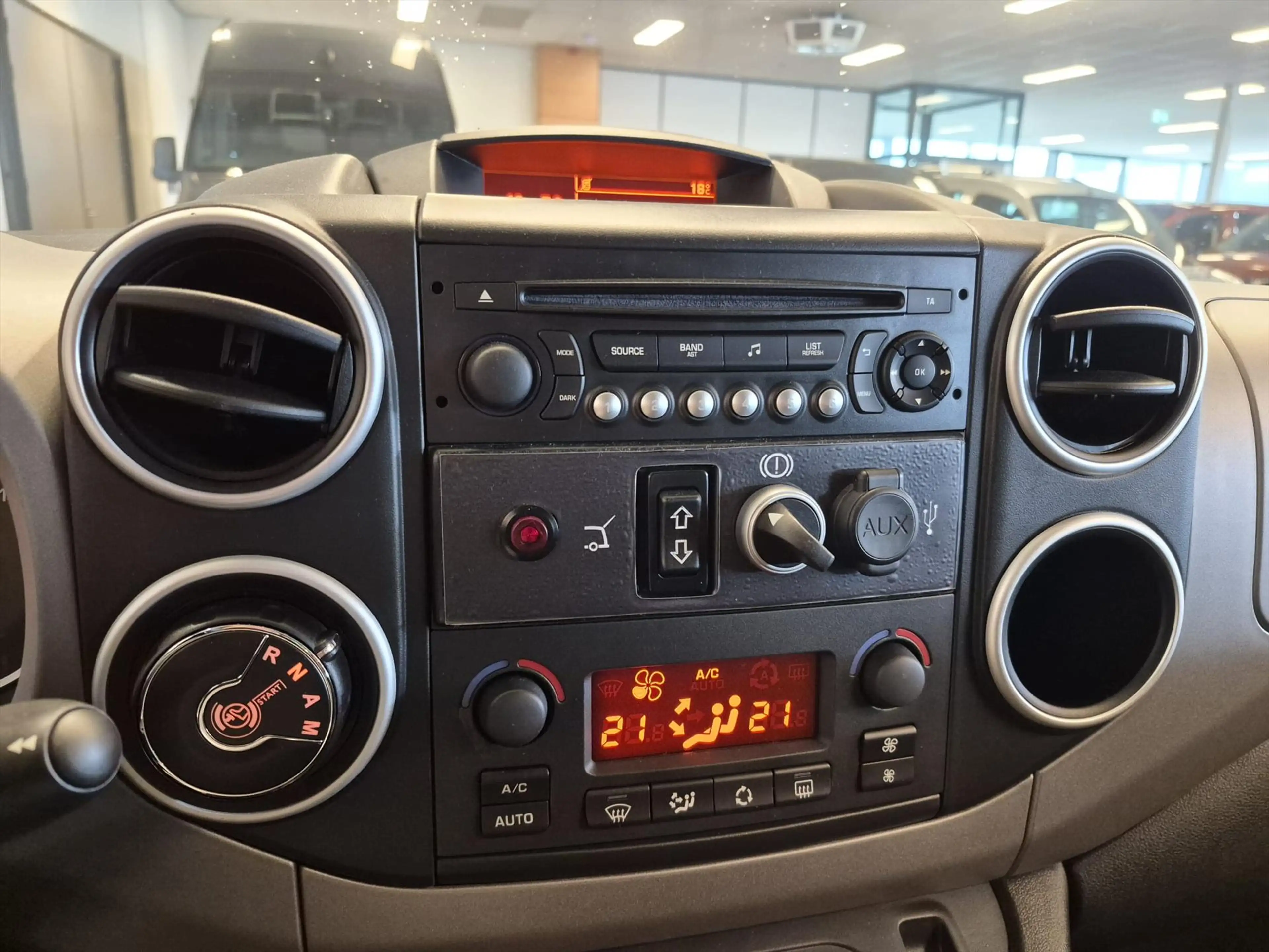 Peugeot Partner Rolstoelauto Automaat Zelfrijder Rolstoel 1e zitri — photo 22