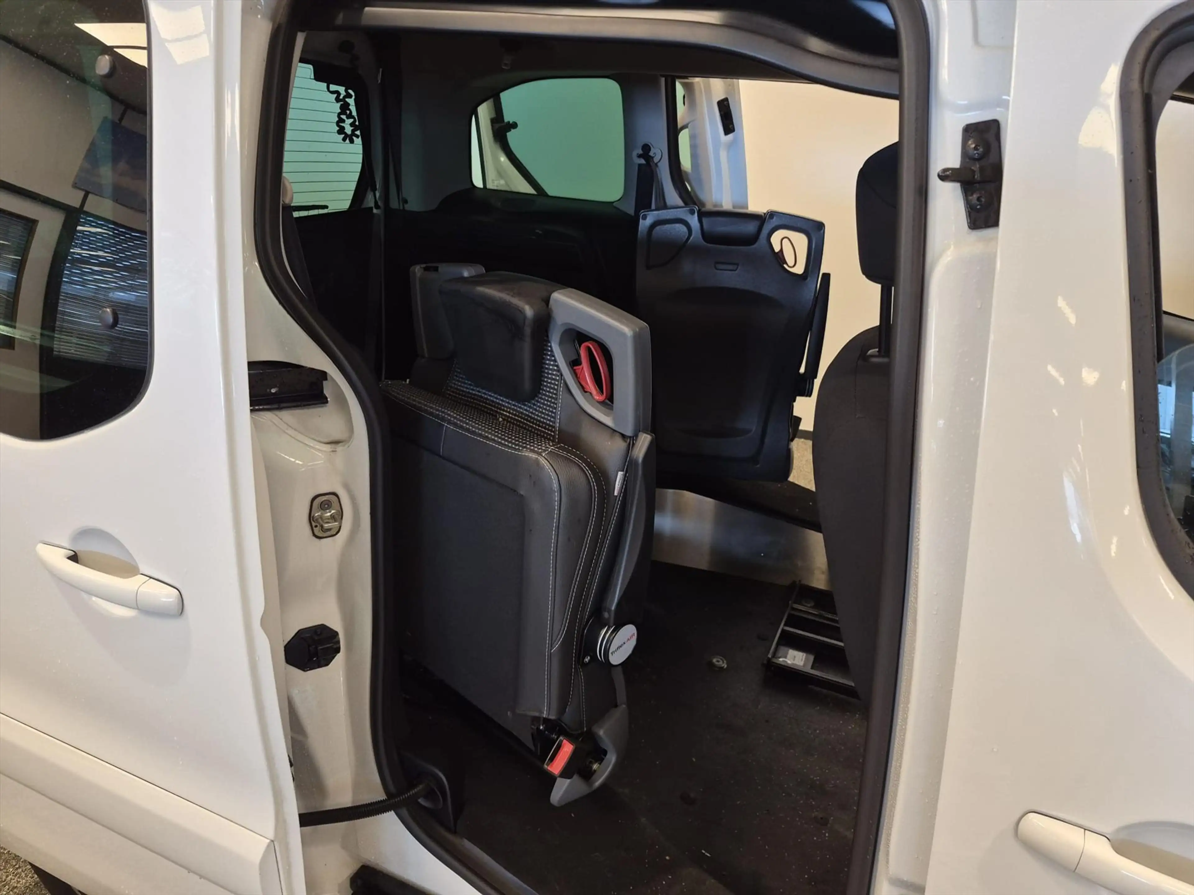 Peugeot Partner Rolstoelauto Automaat Zelfrijder Rolstoel 1e zitri — photo 7