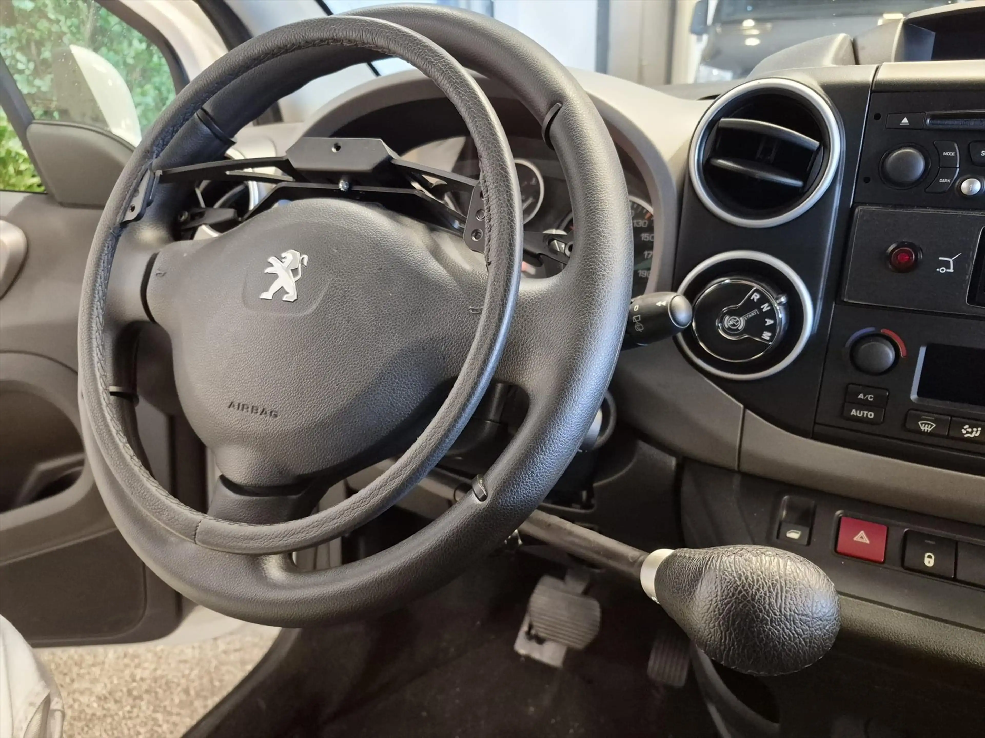 Peugeot Partner Rolstoelauto Automaat Zelfrijder Rolstoel 1e zitri — photo 21