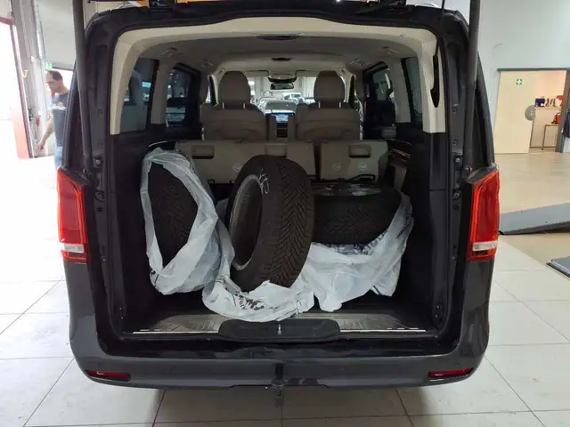 Mercedes-Benz V-Class view 14
