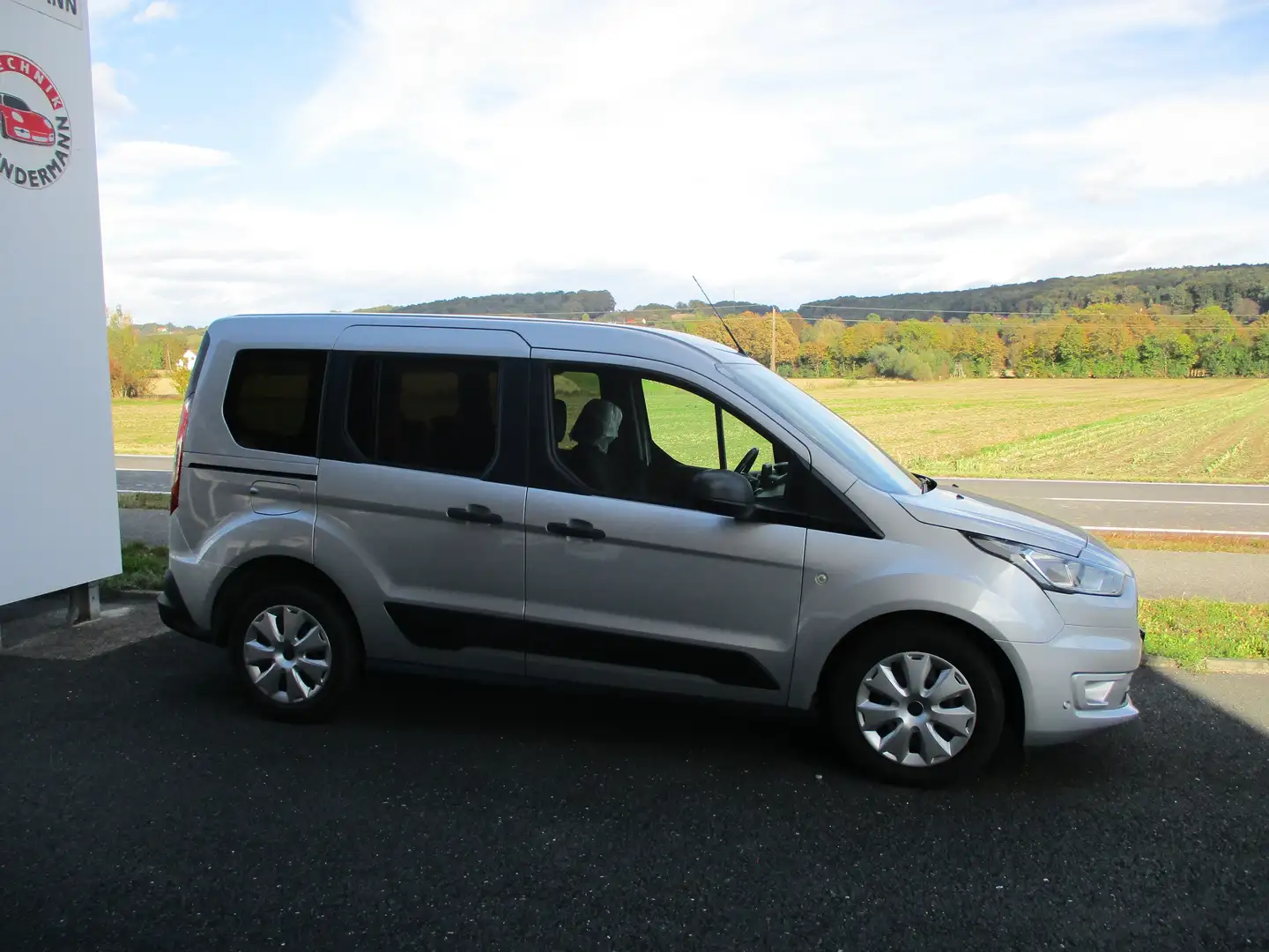 Ford Tourneo Connect Tourneo Connect Trend 1,5 TDCi L1 Trend Silber - 2