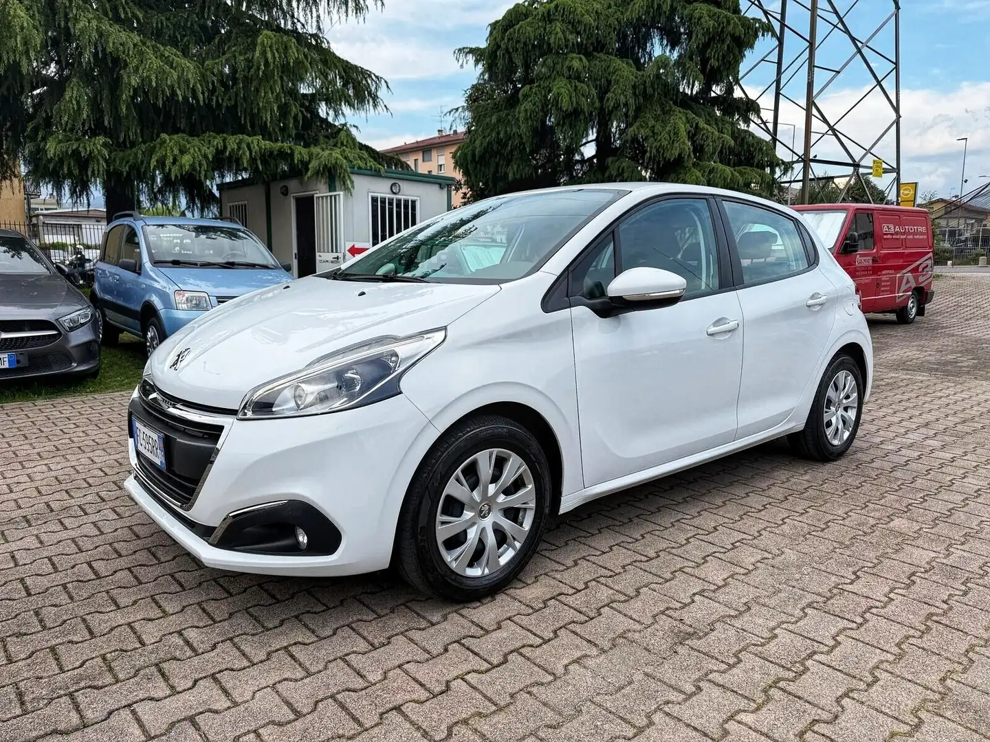 Peugeot 208 1.4 HDi 68 CV 5 porte OK NEOPATENTATI Bianco - 1