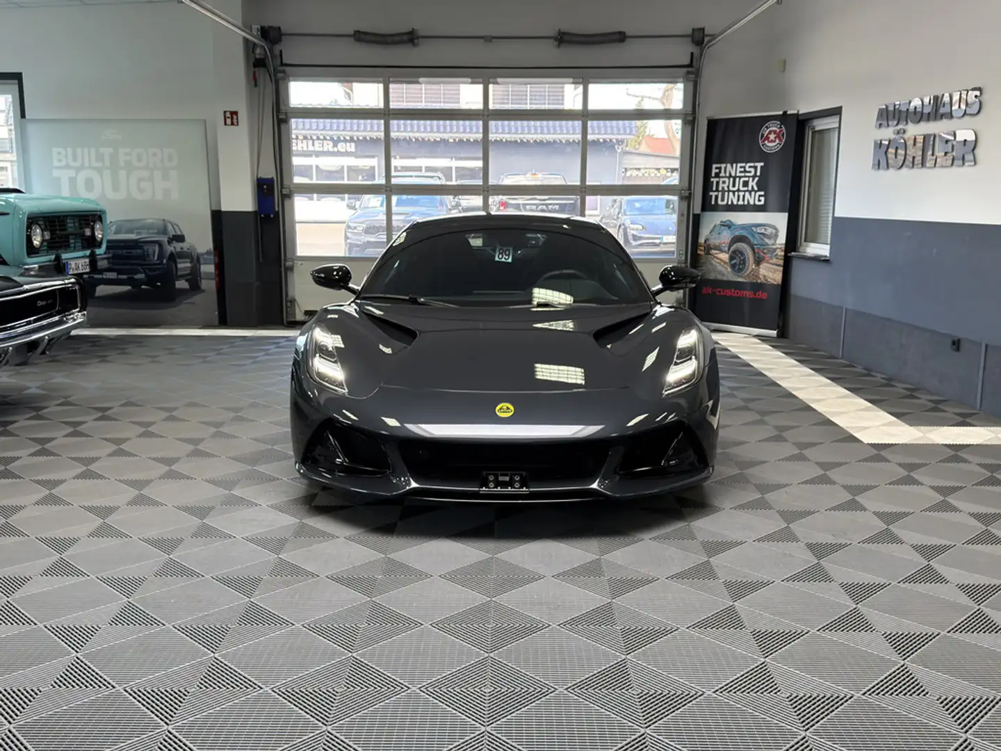 Lotus Emira 3.5 V6 298 kW FE V6 Extended Black Pack Alcantara Schalter Grau - 2