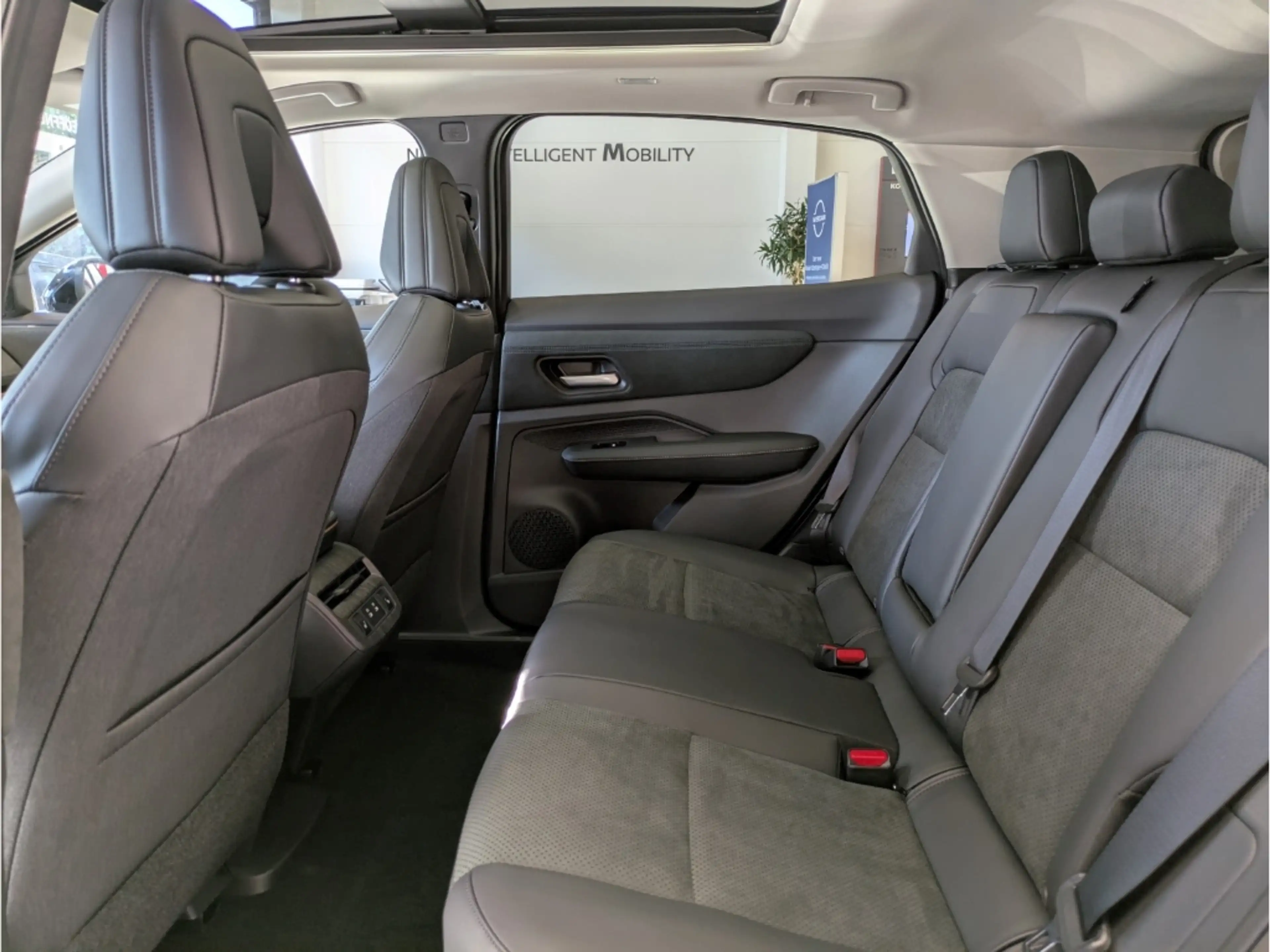 Nissan Ariya EVOLVE 87kWh 242PS 20''-Alu HUD El. Panodach Navi — photo 6
