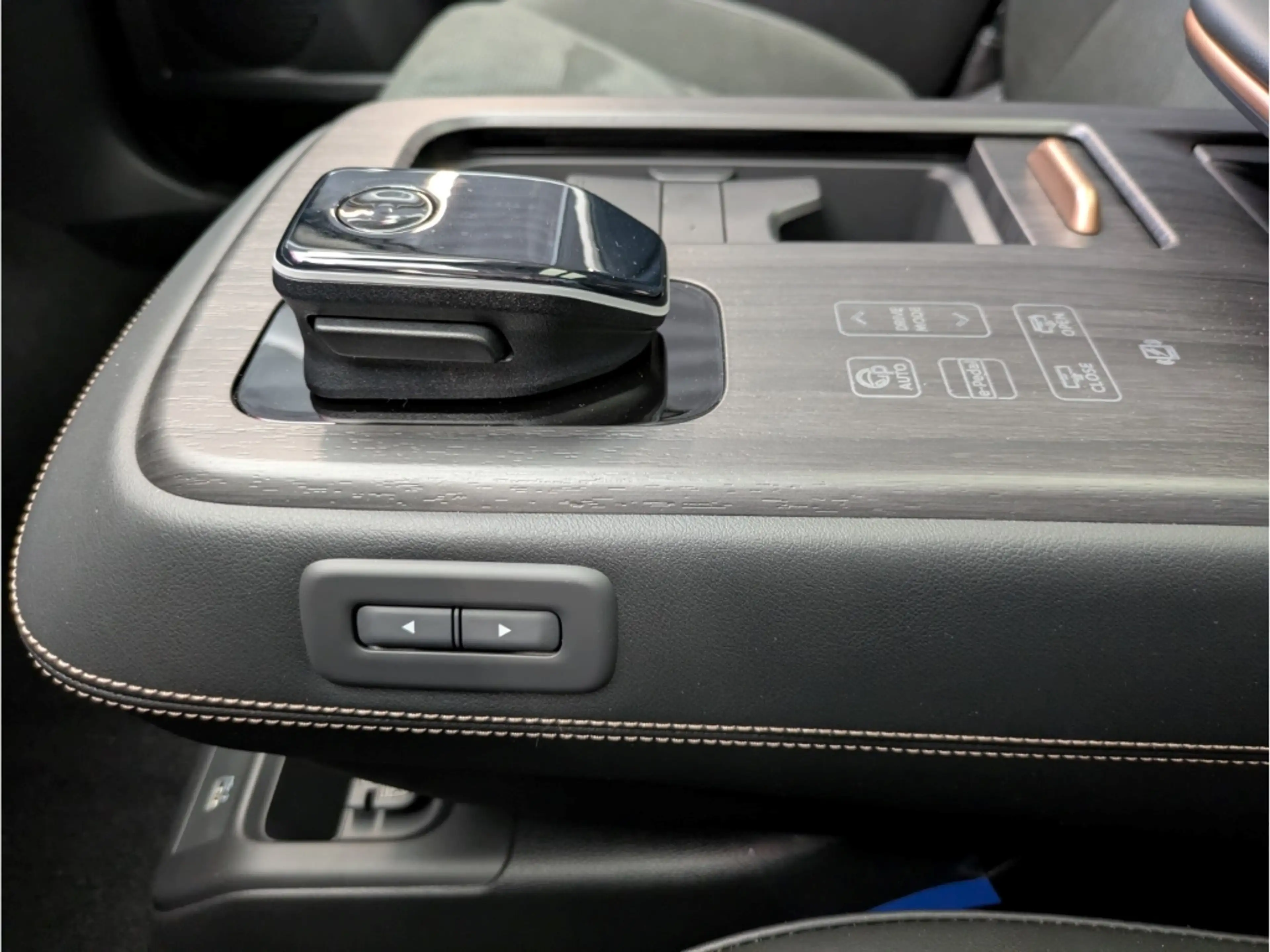 Nissan Ariya EVOLVE 87kWh 242PS 20''-Alu HUD El. Panodach Navi — photo 14