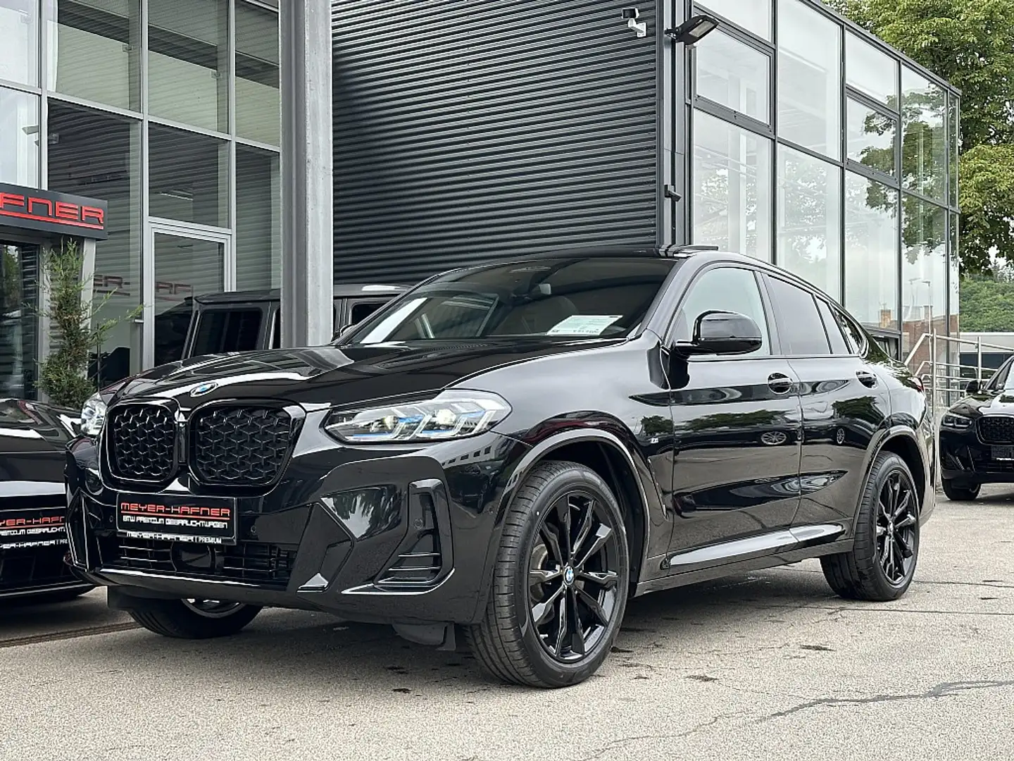 BMW X4 xDrive20i M-Paket Aut. / Laser / AHK / Pano / H... Schwarz - 2