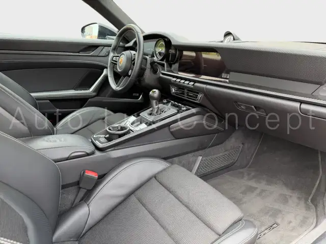 Porsche 911 view 8