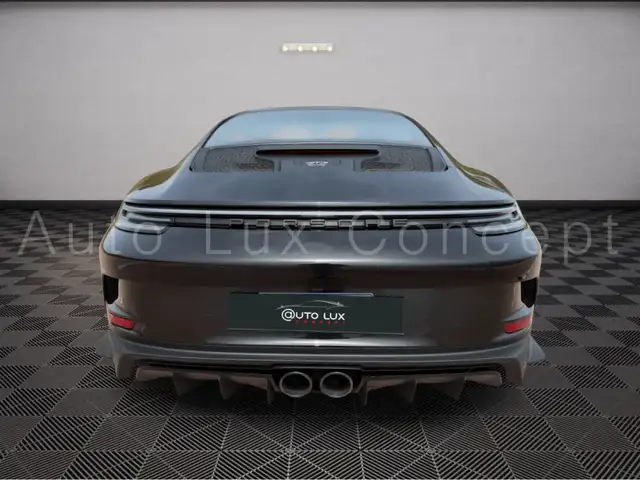 Porsche 911 view 5