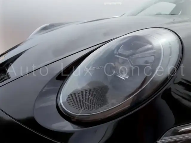 Porsche 911 view 12