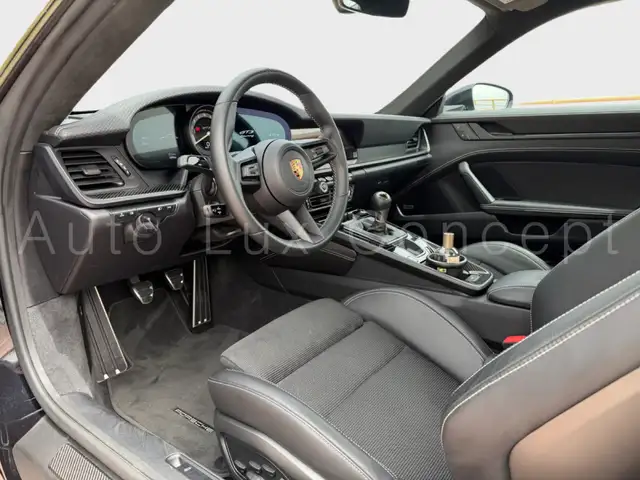 Porsche 911 view 7