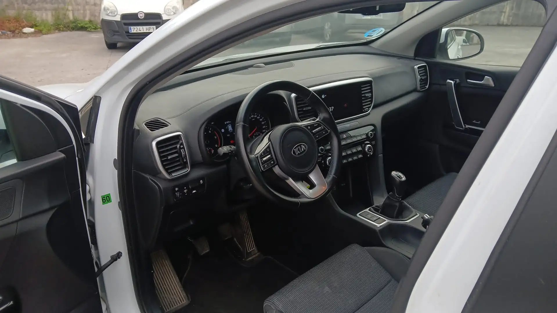 Kia Sportage 1.6 MHEV Black Edition 4x2 136 Blanco - 2