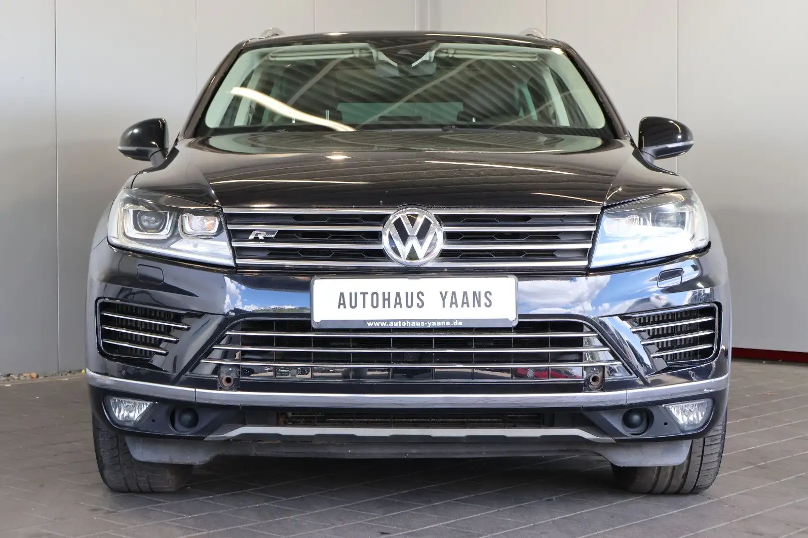 Volkswagen Touareg V6 3.0 TDI R-Line LUFT+STDHZG+PANO+AHK Negru - 2