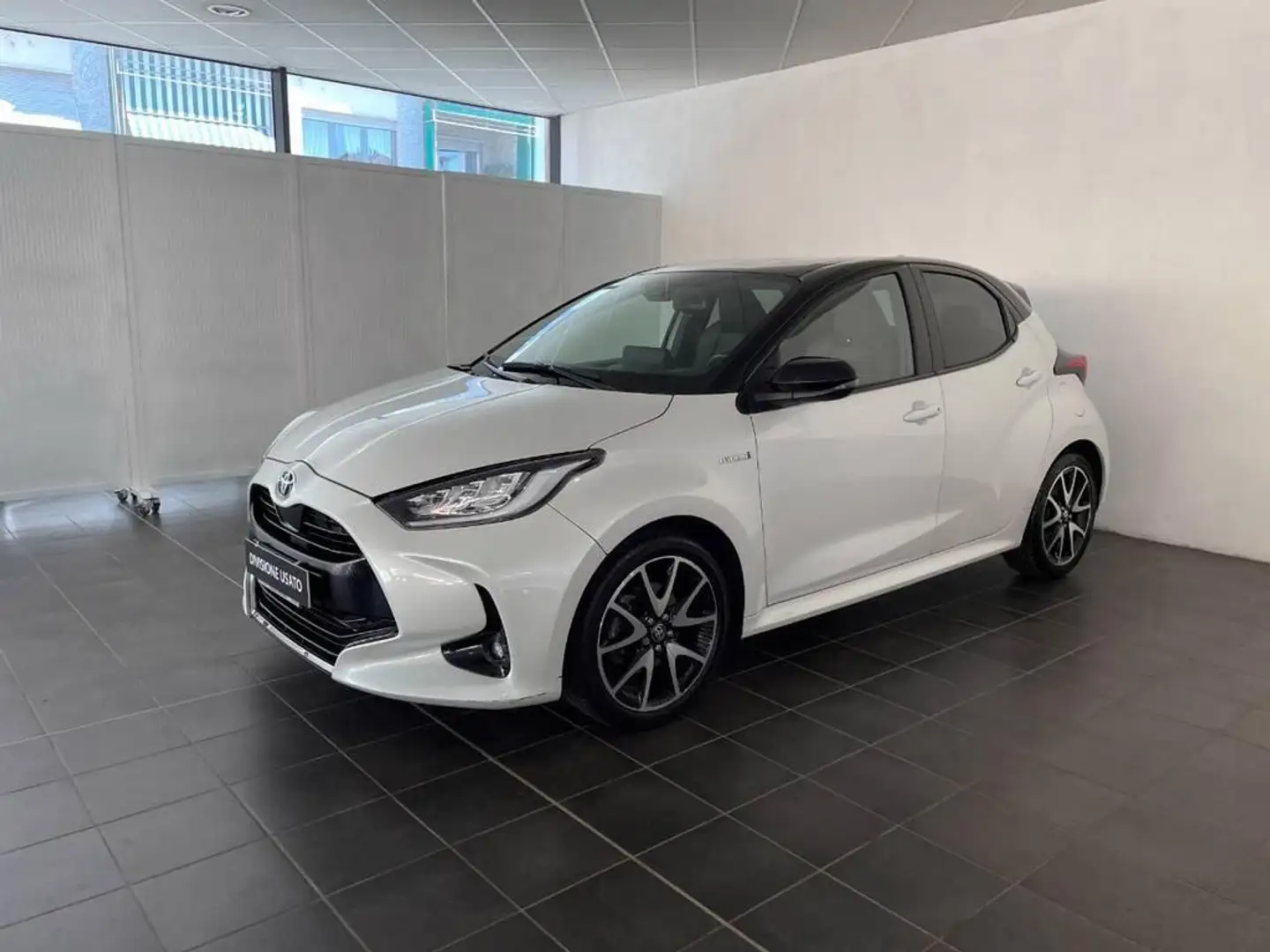 Toyota Yaris 1.5 hybrid Style Bianco - 1